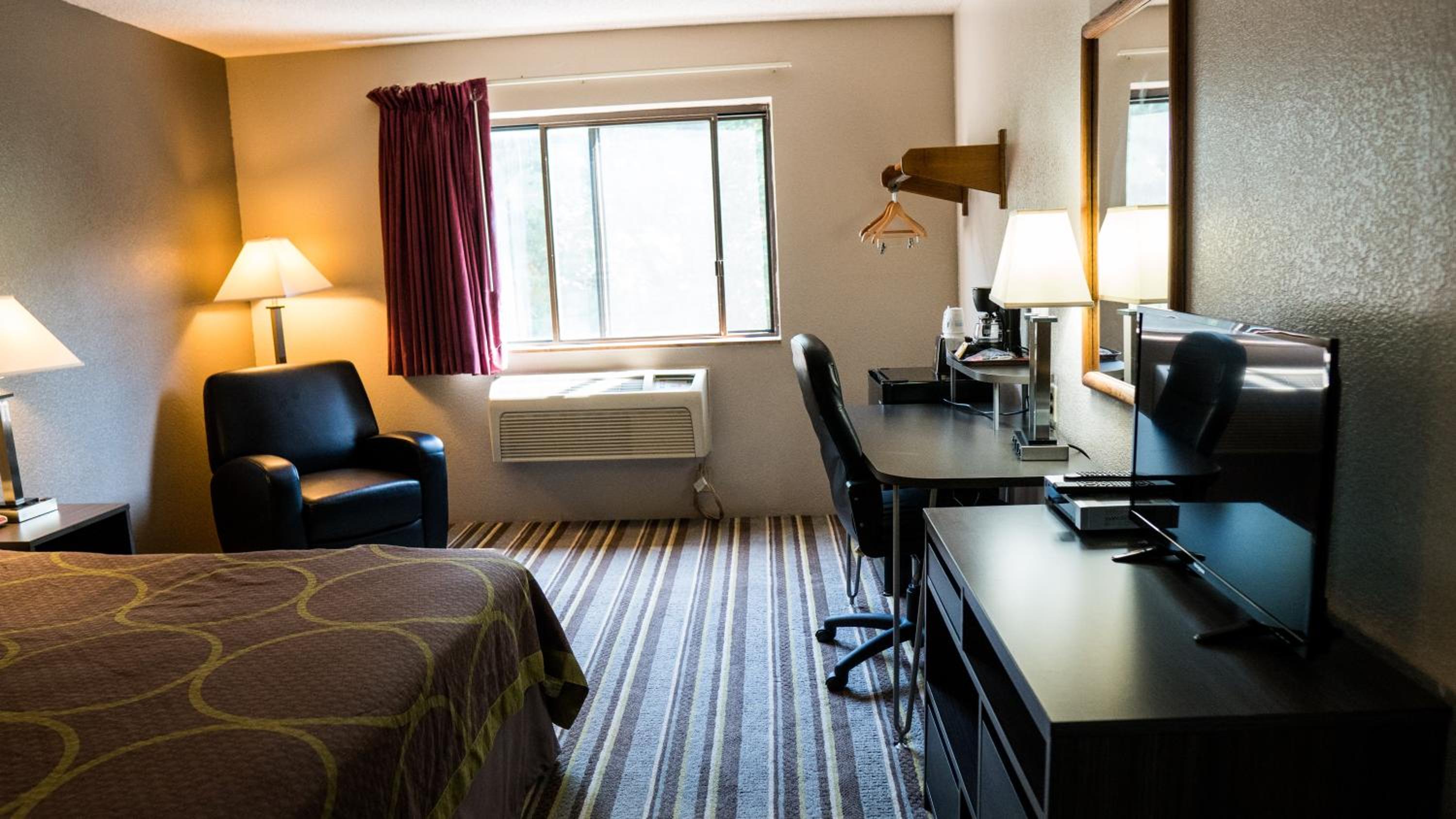 King Room - Non-Smoking - Photo 3