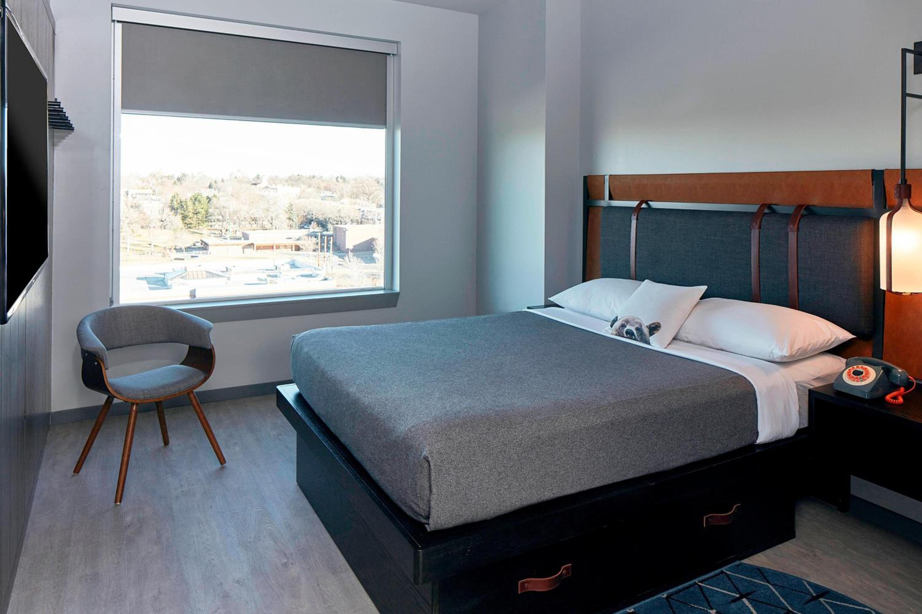 Queen Room with Mountain View and Corner Windows