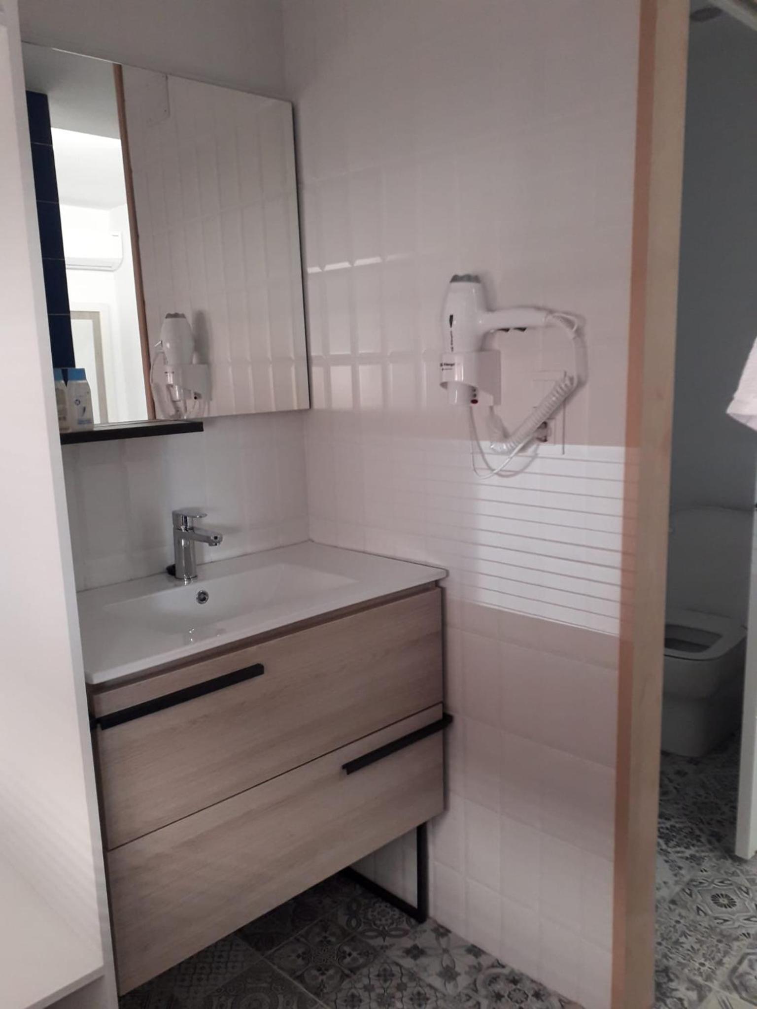 Deluxe Double Room with Extra Bed - Photo 5