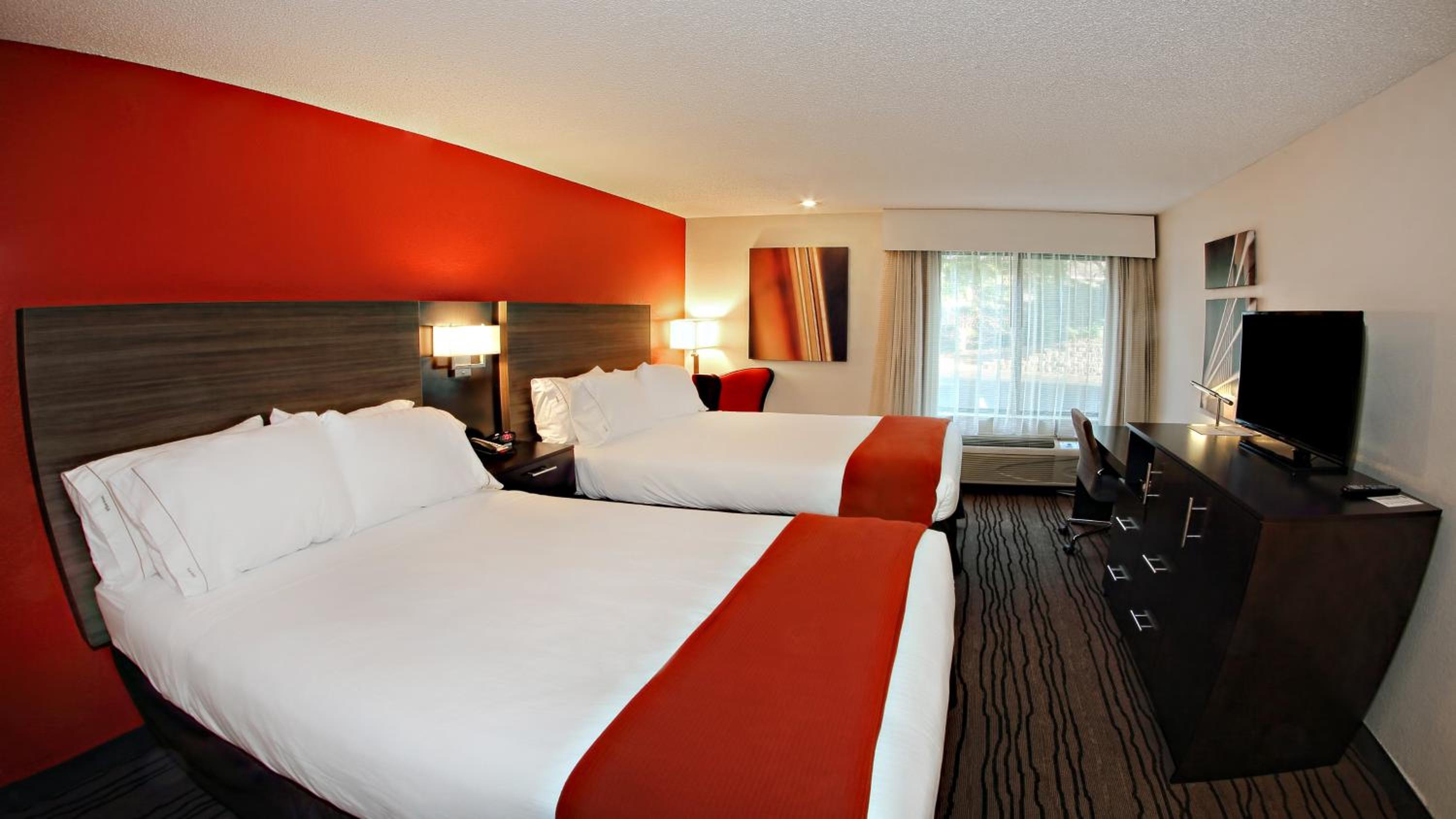 Standard Room with Two Queen Beds - Photo 4