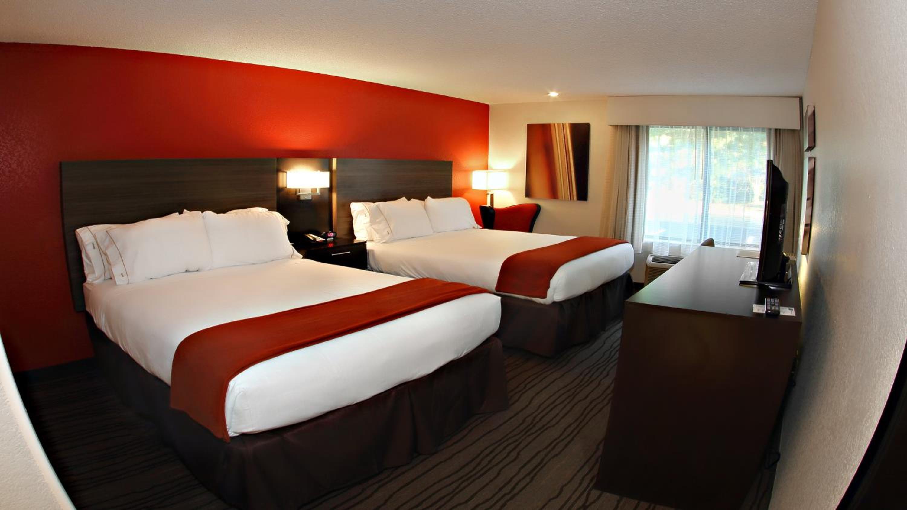 Standard Room with Two Queen Beds - Photo 2