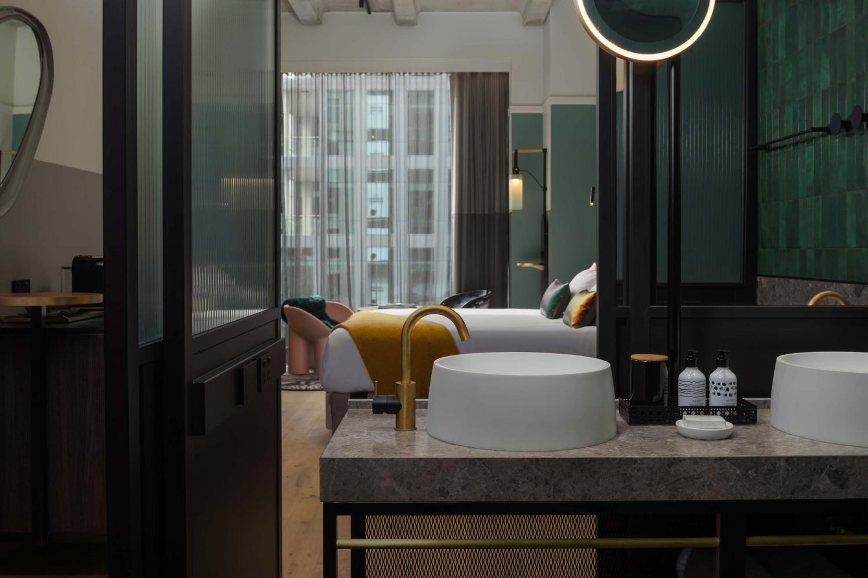 Deluxe King Room - Photo 1