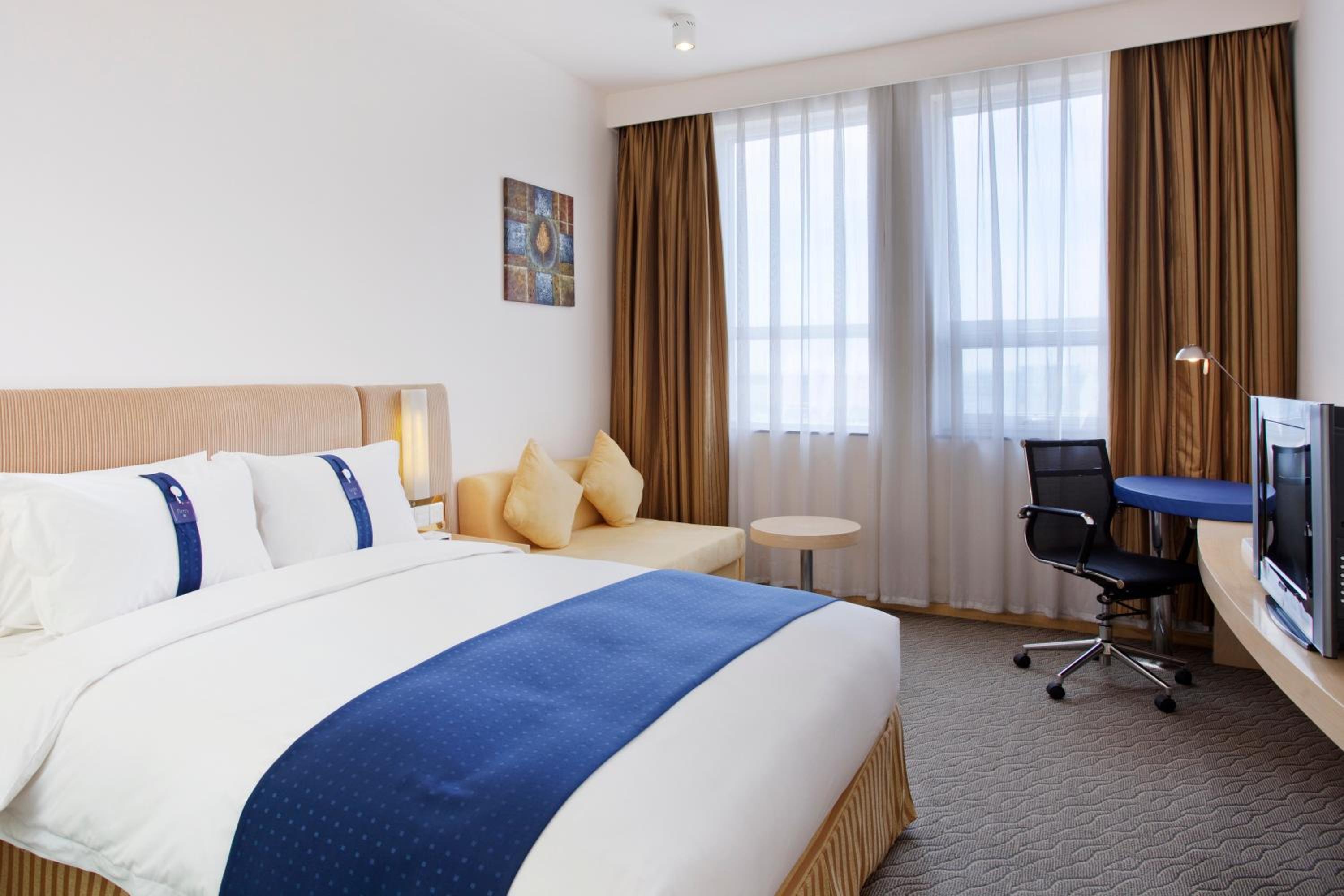 Standard Queen Room with Extra Floor Space photo 1