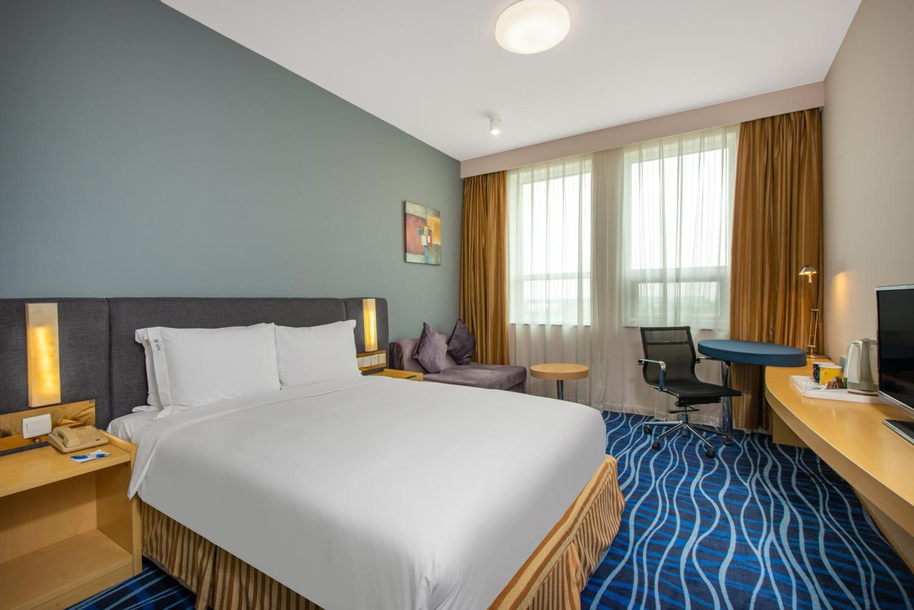Standard Queen Room with Extra Floor Space photo 3