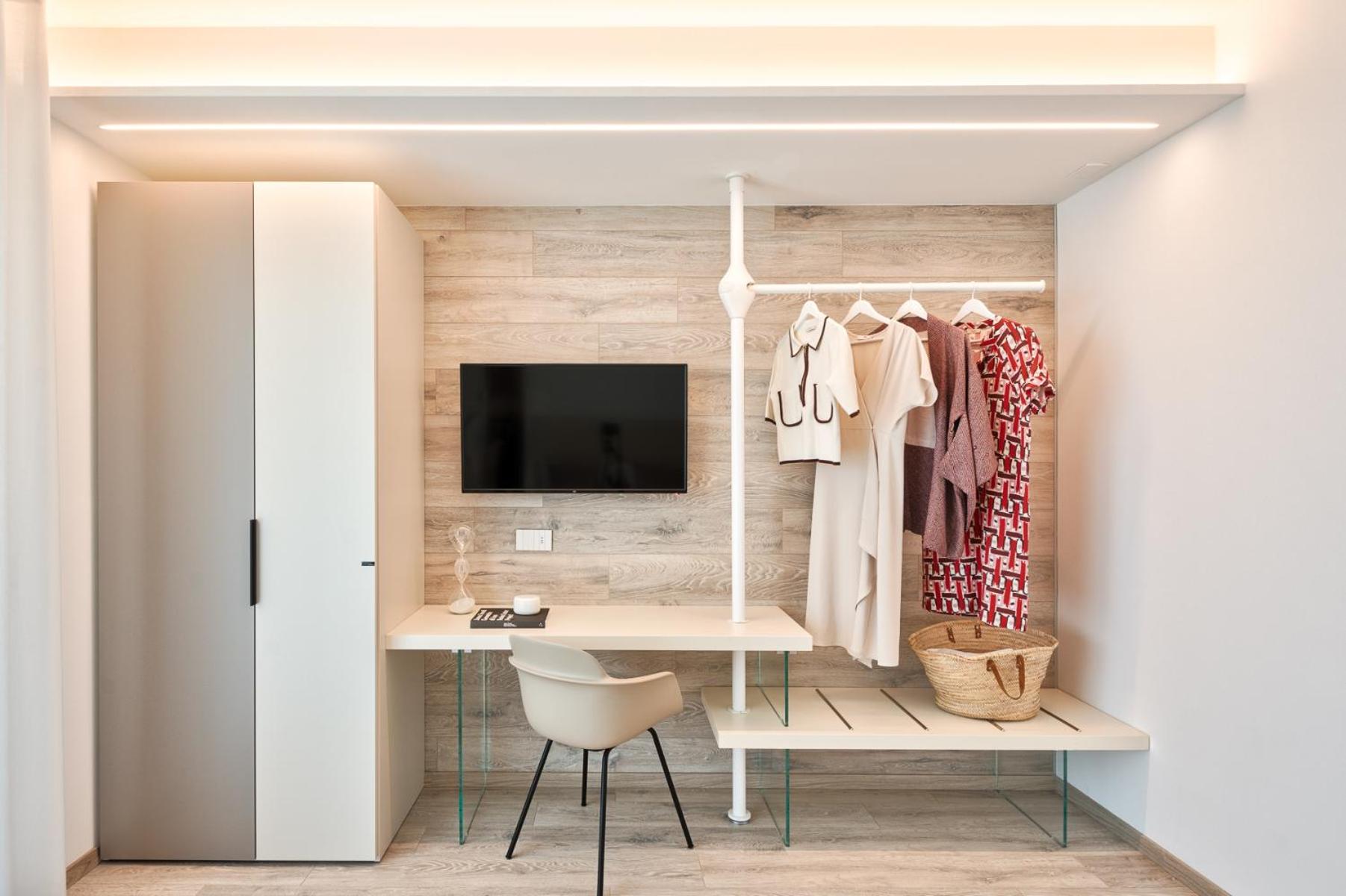 One-Bedroom Apartment - Photo 12