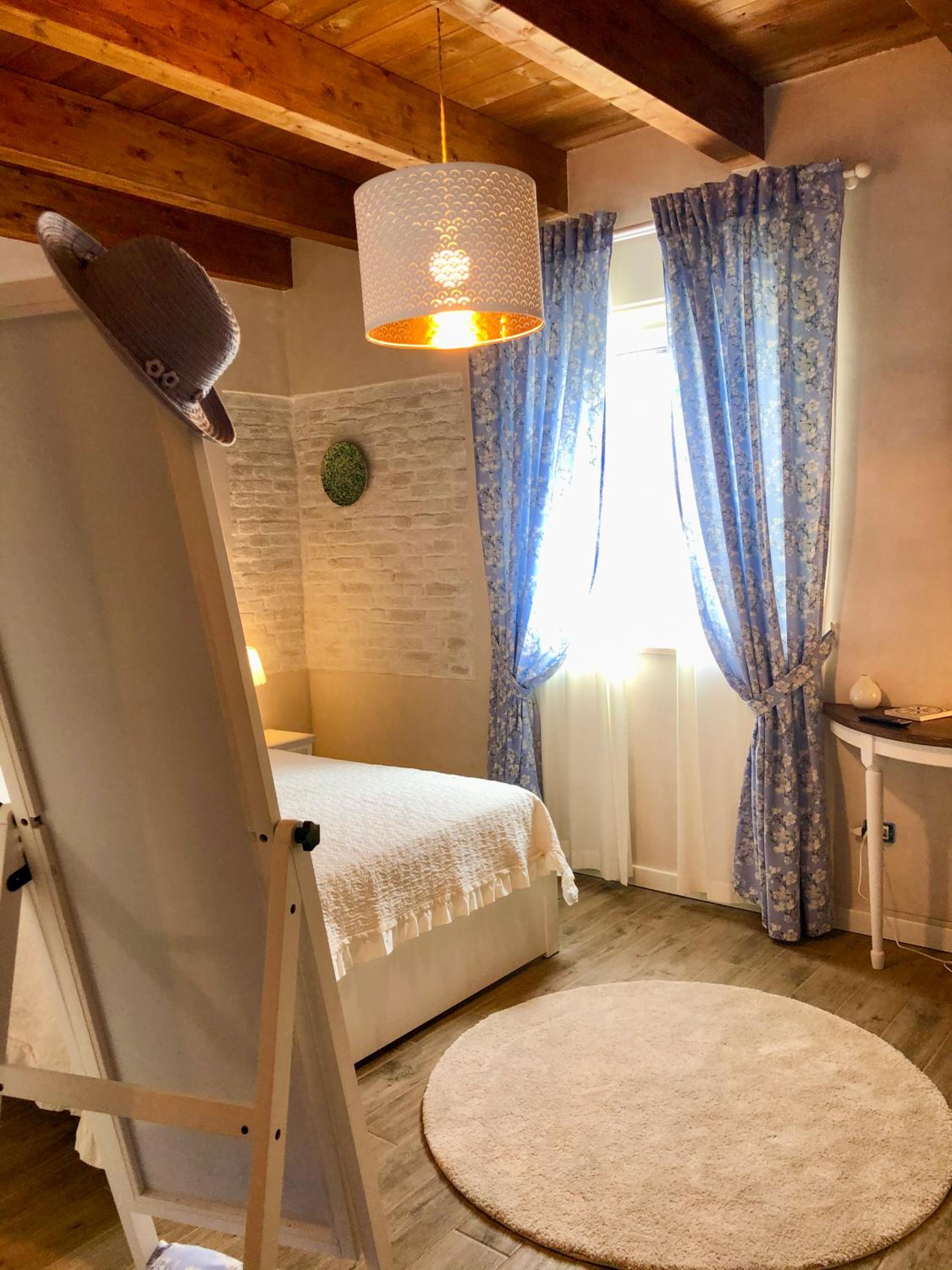 Deluxe Room - Photo 8