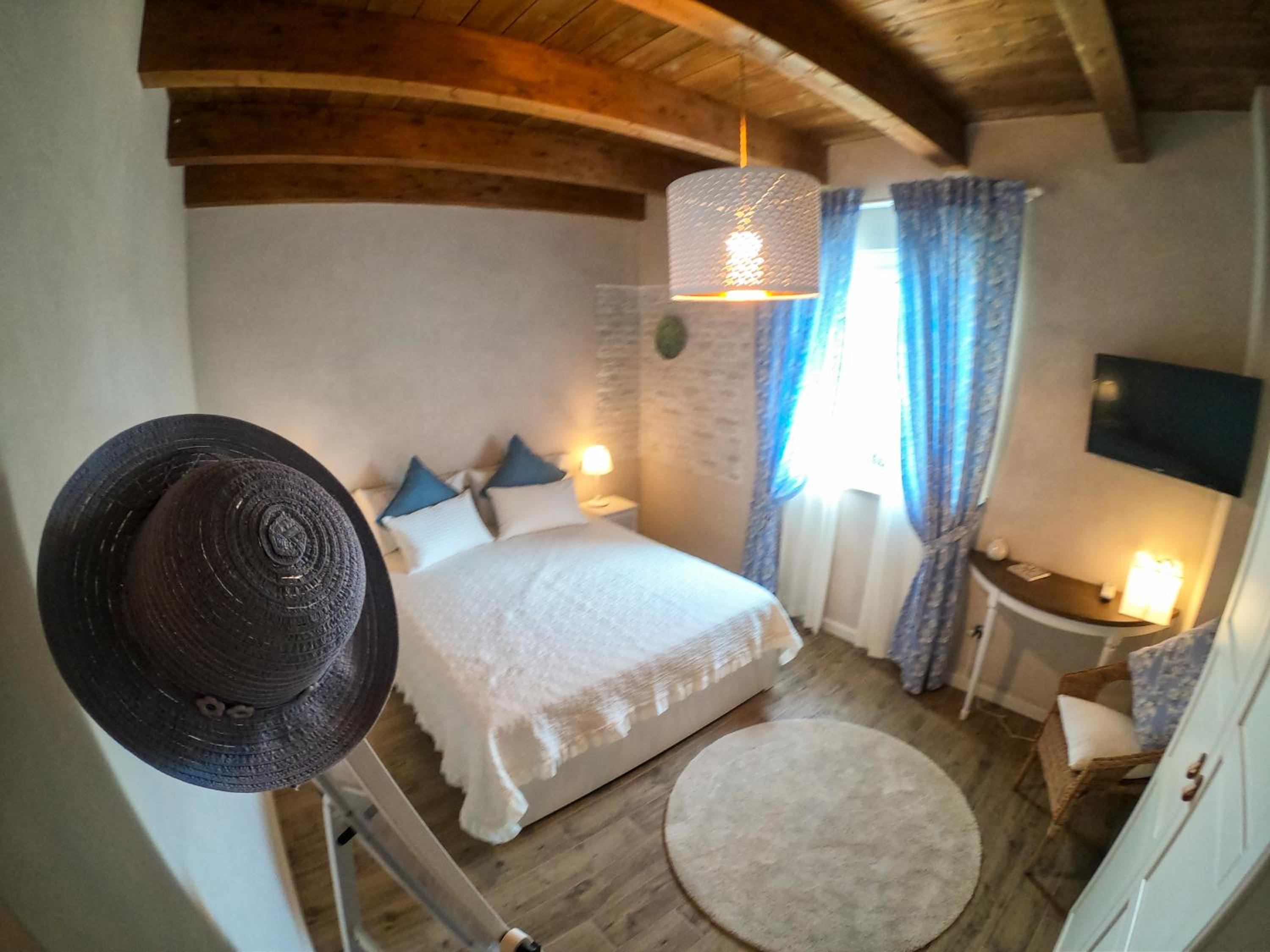 Deluxe Room - Photo 7