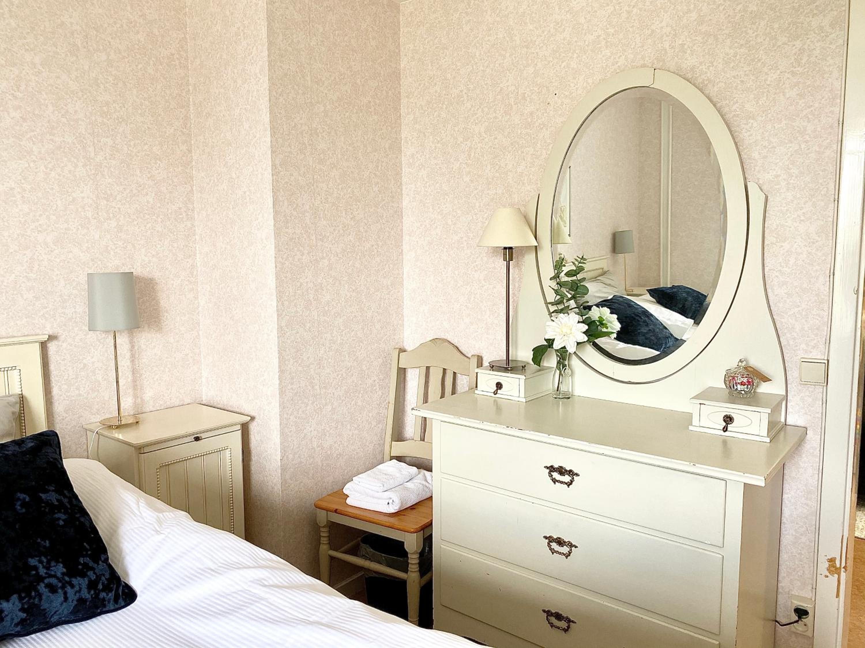 Double or Twin Room with Shared Bathroom photo 1