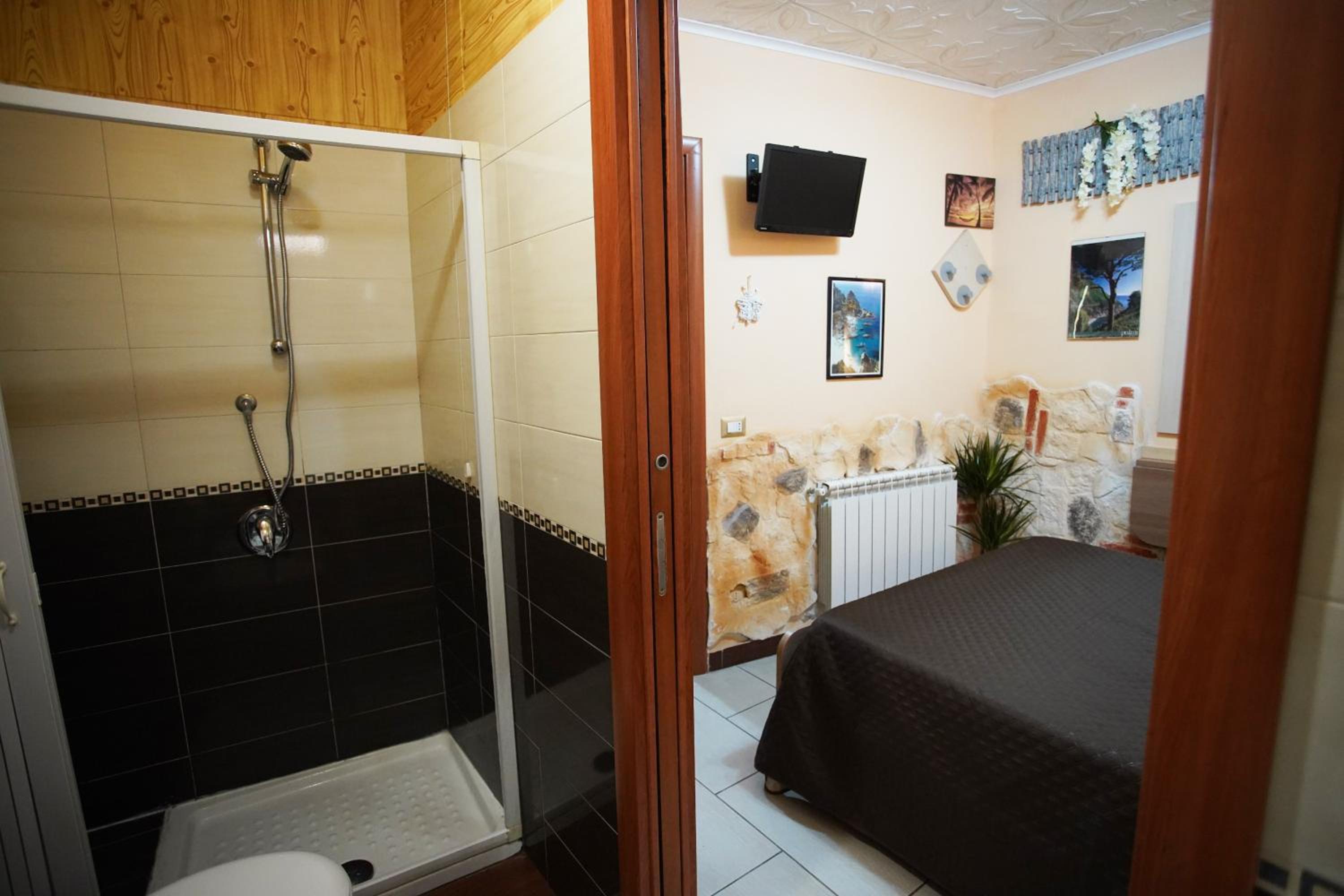 Double Room - Photo 12