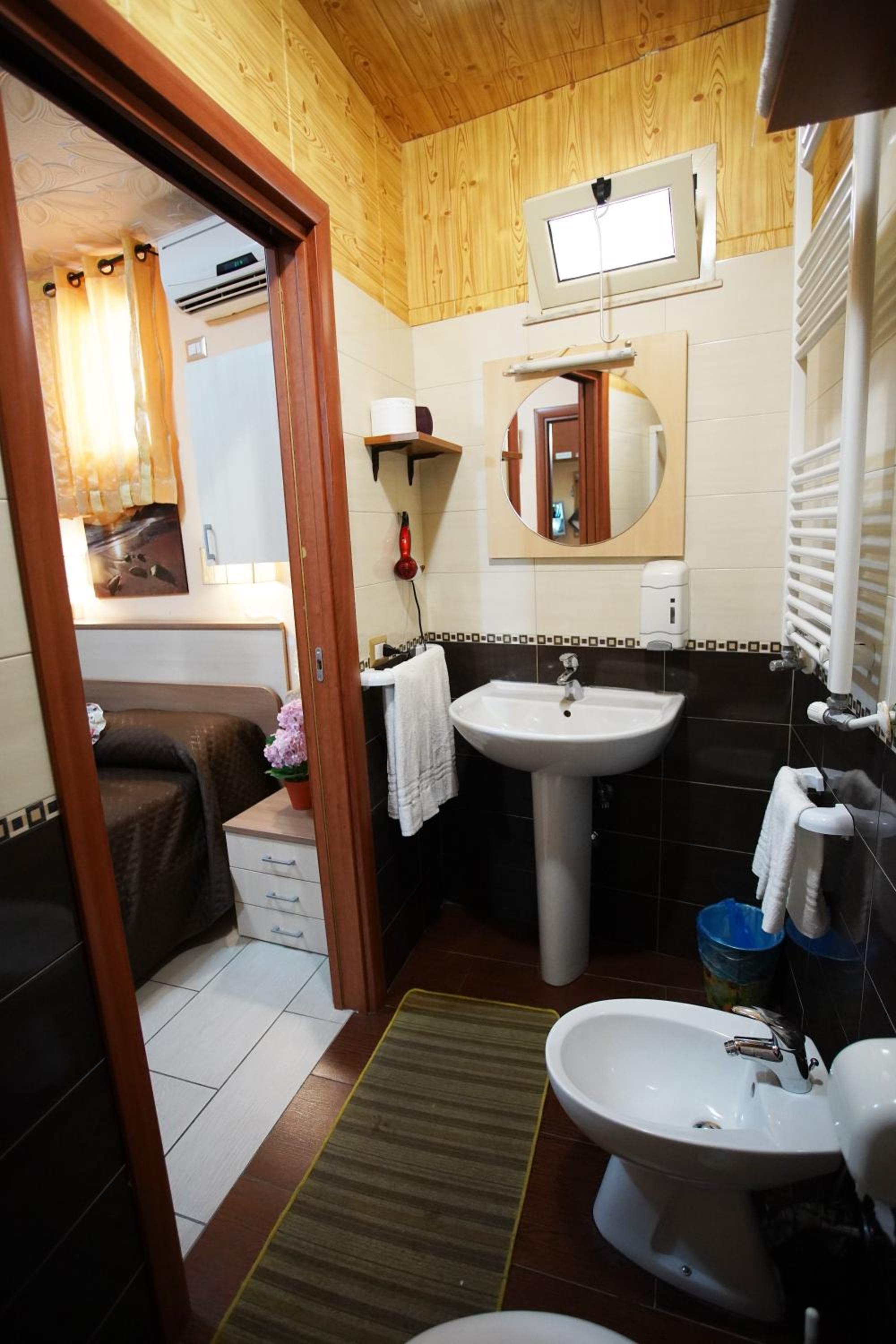 Double Room - Photo 13