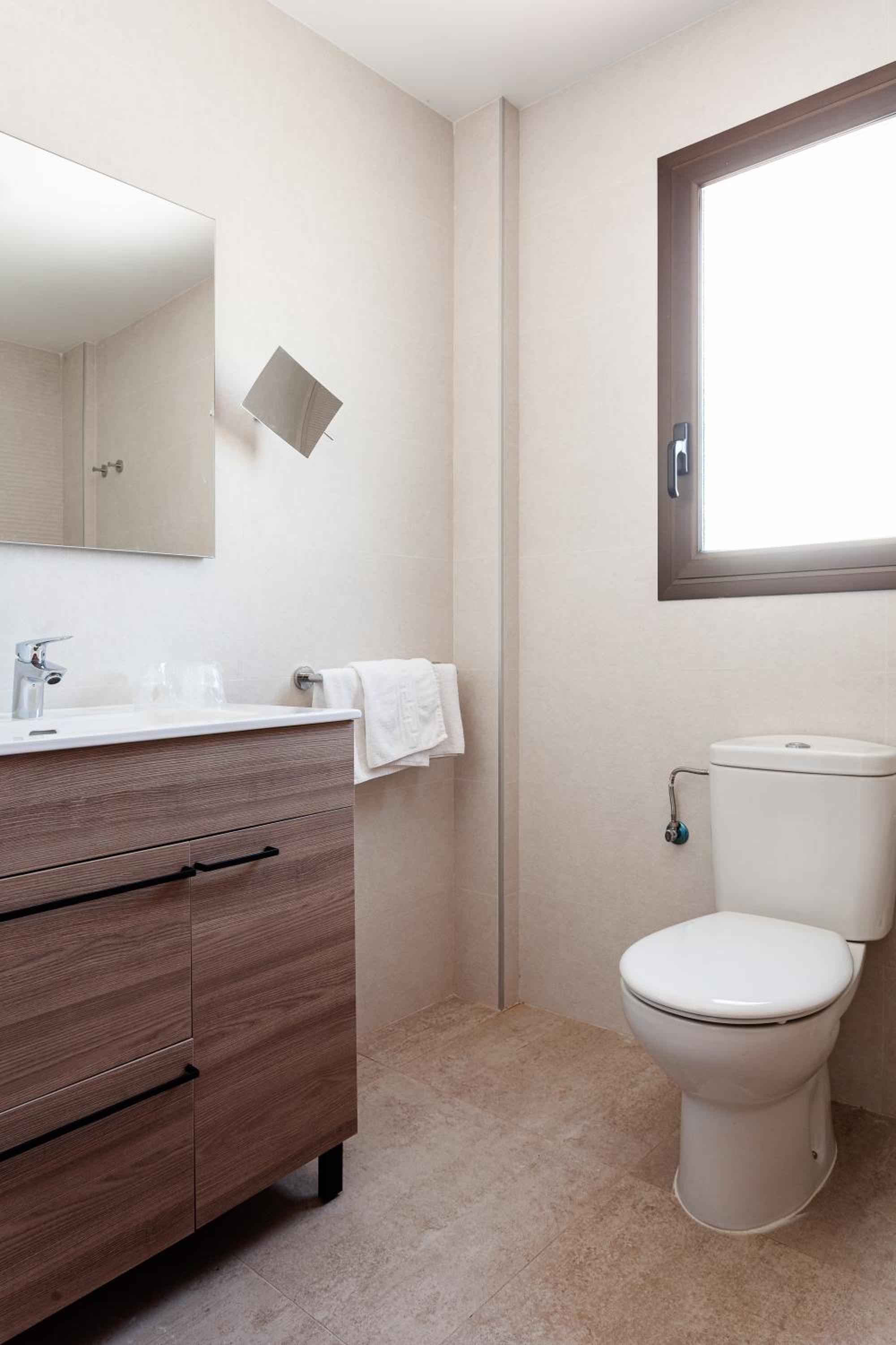 Standard Double or Twin Room with Balcony - Photo 6