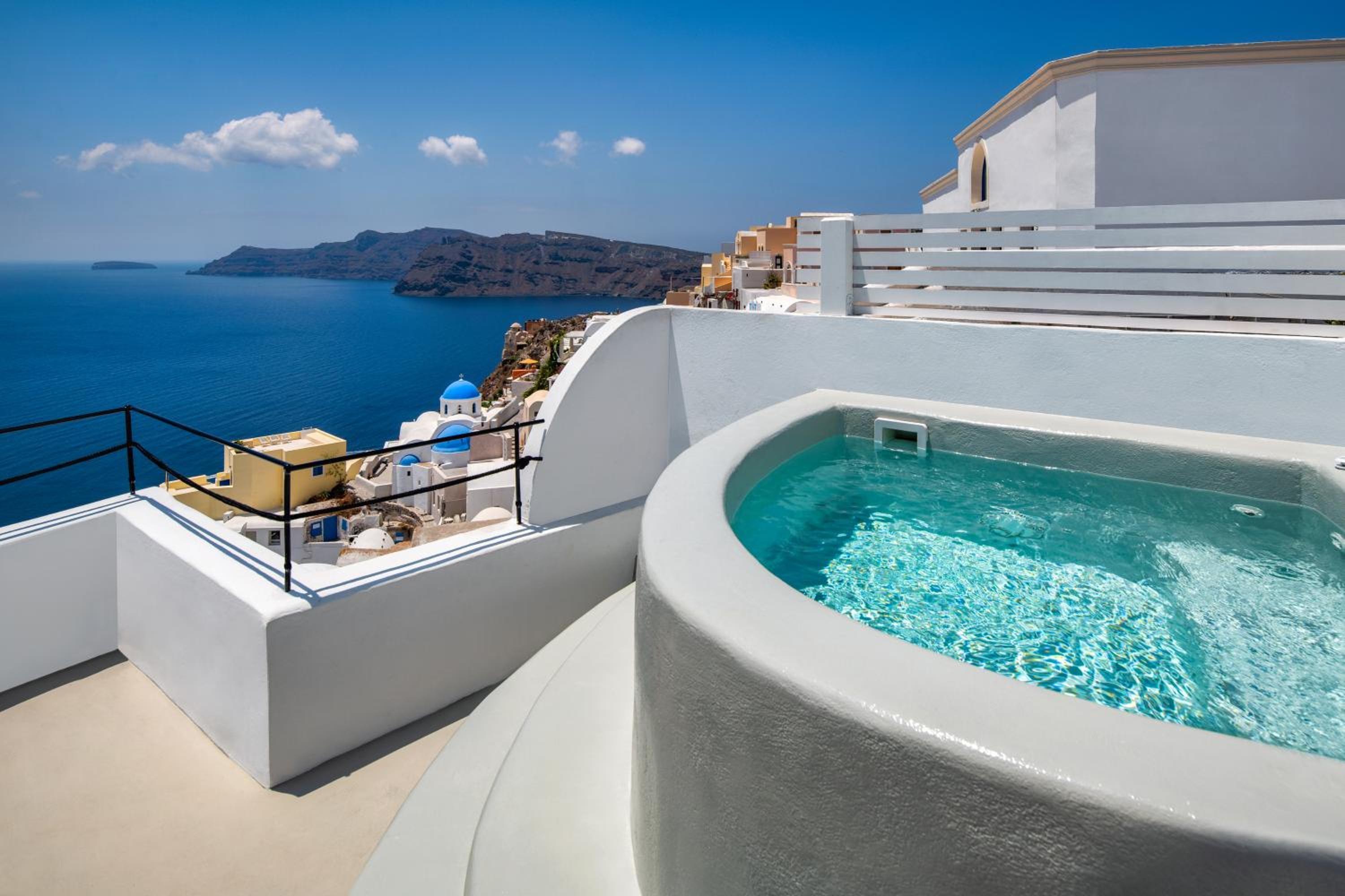 Blue Dome Suite with outdoor hot tub - Photo 7