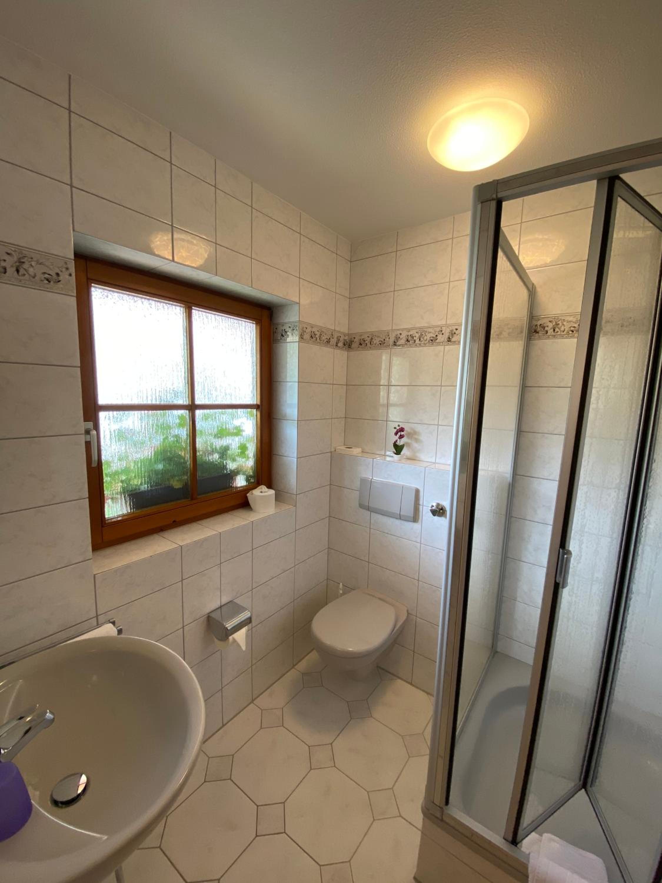 Single Room with Bathroom photo 2