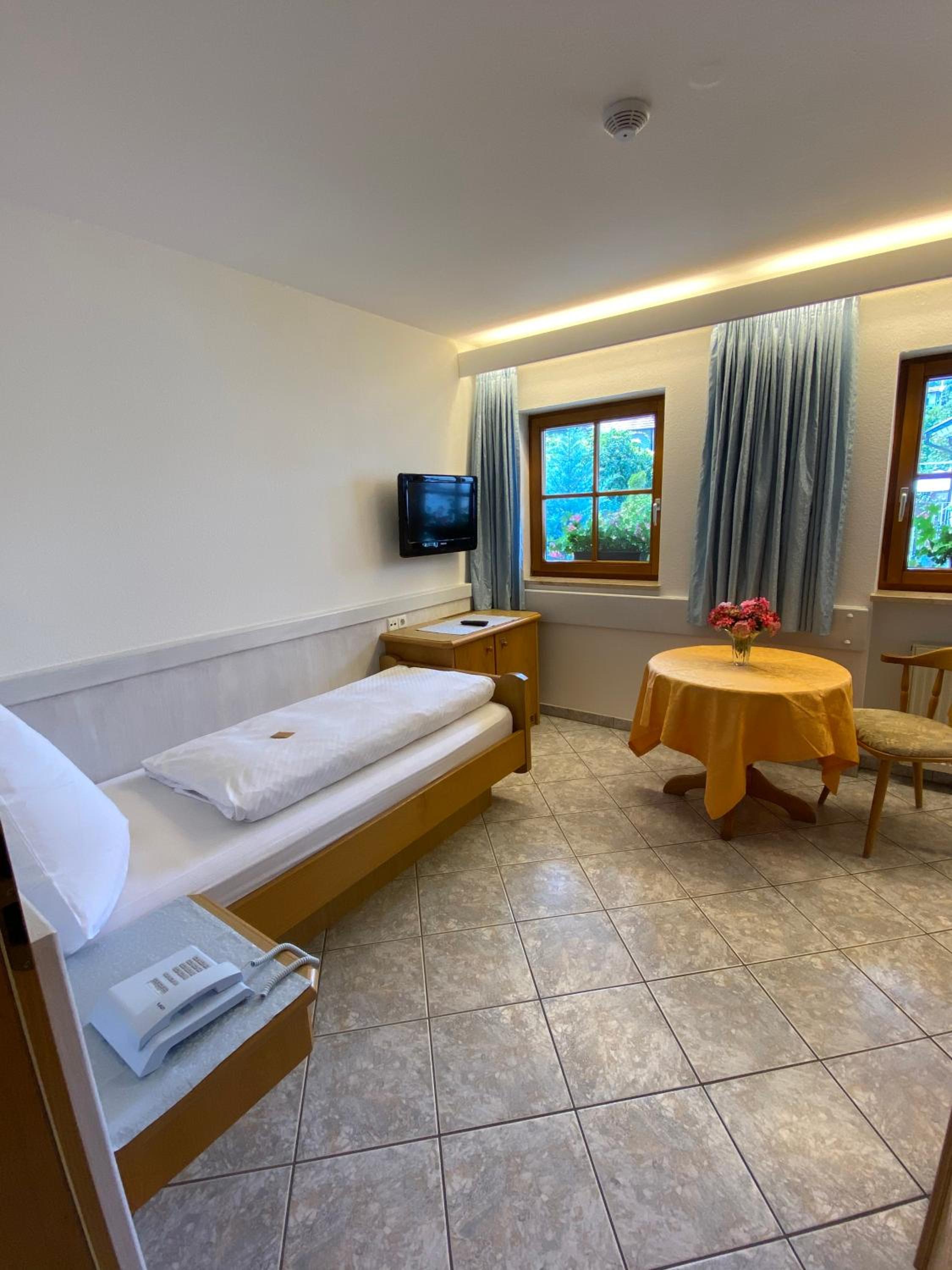 Single Room with Bathroom photo 1