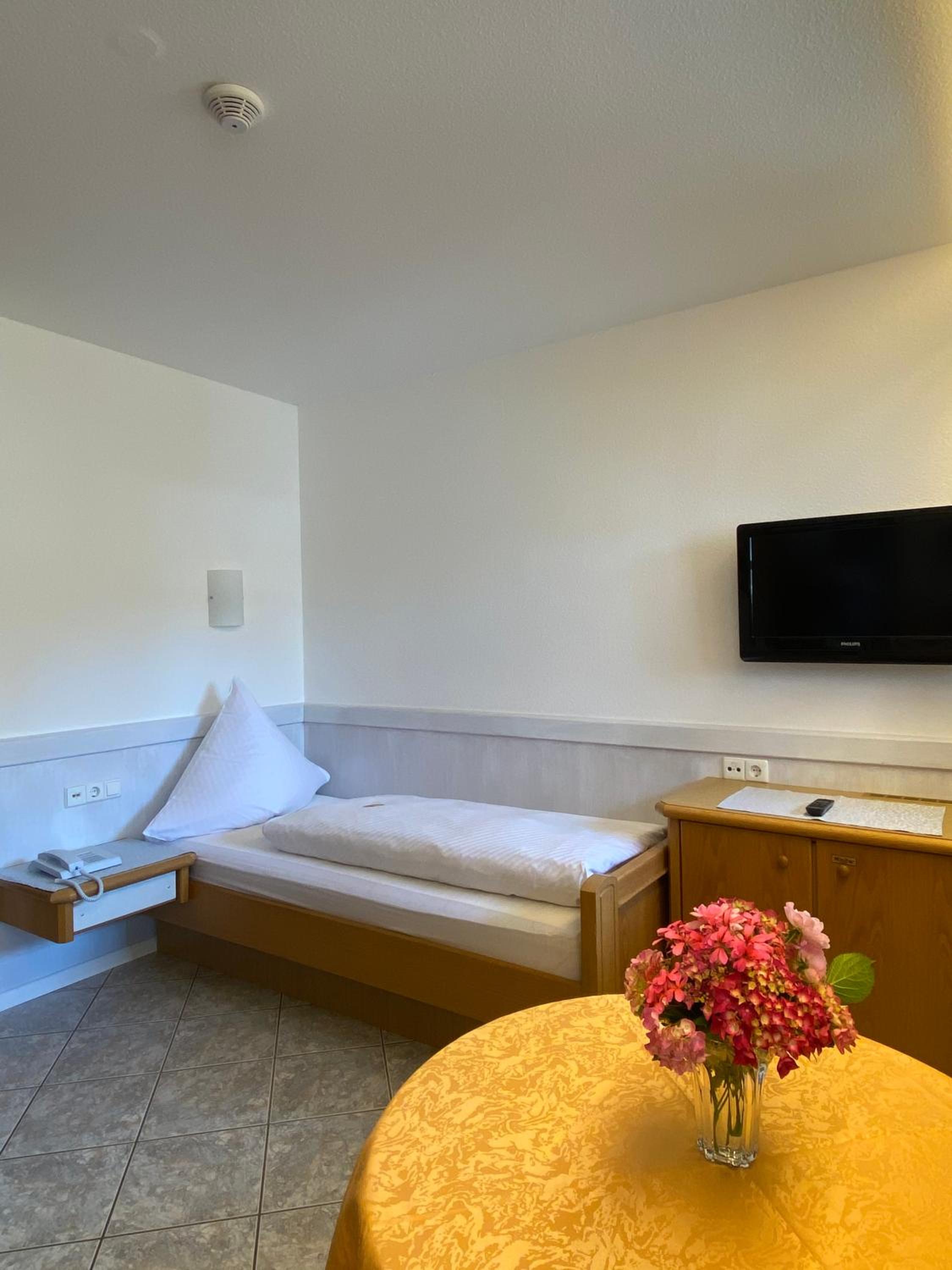 Single Room with Bathroom photo 3