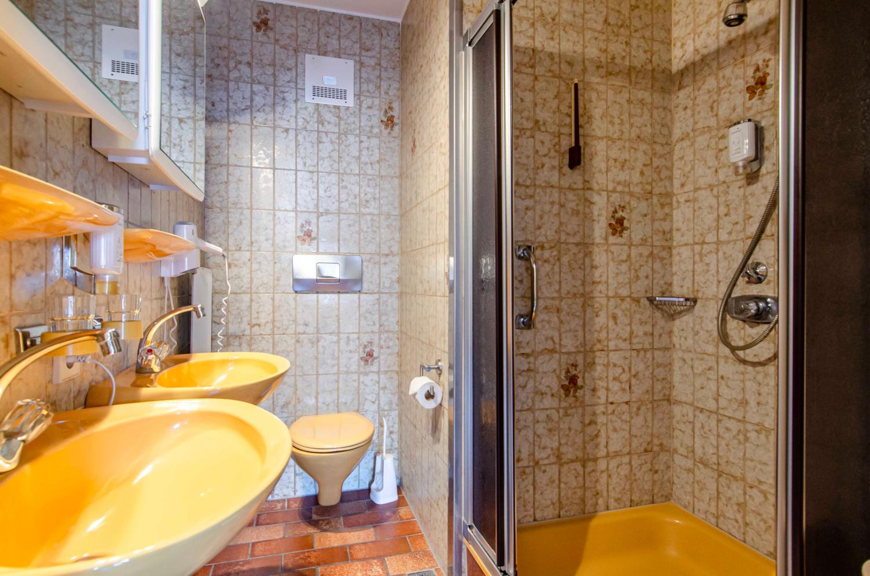 Double Room with Balcony - Photo 3
