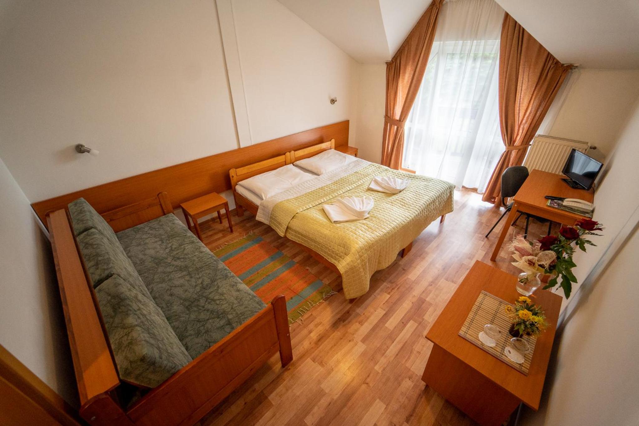 Double or Twin Room with Extra Bed - Photo 1