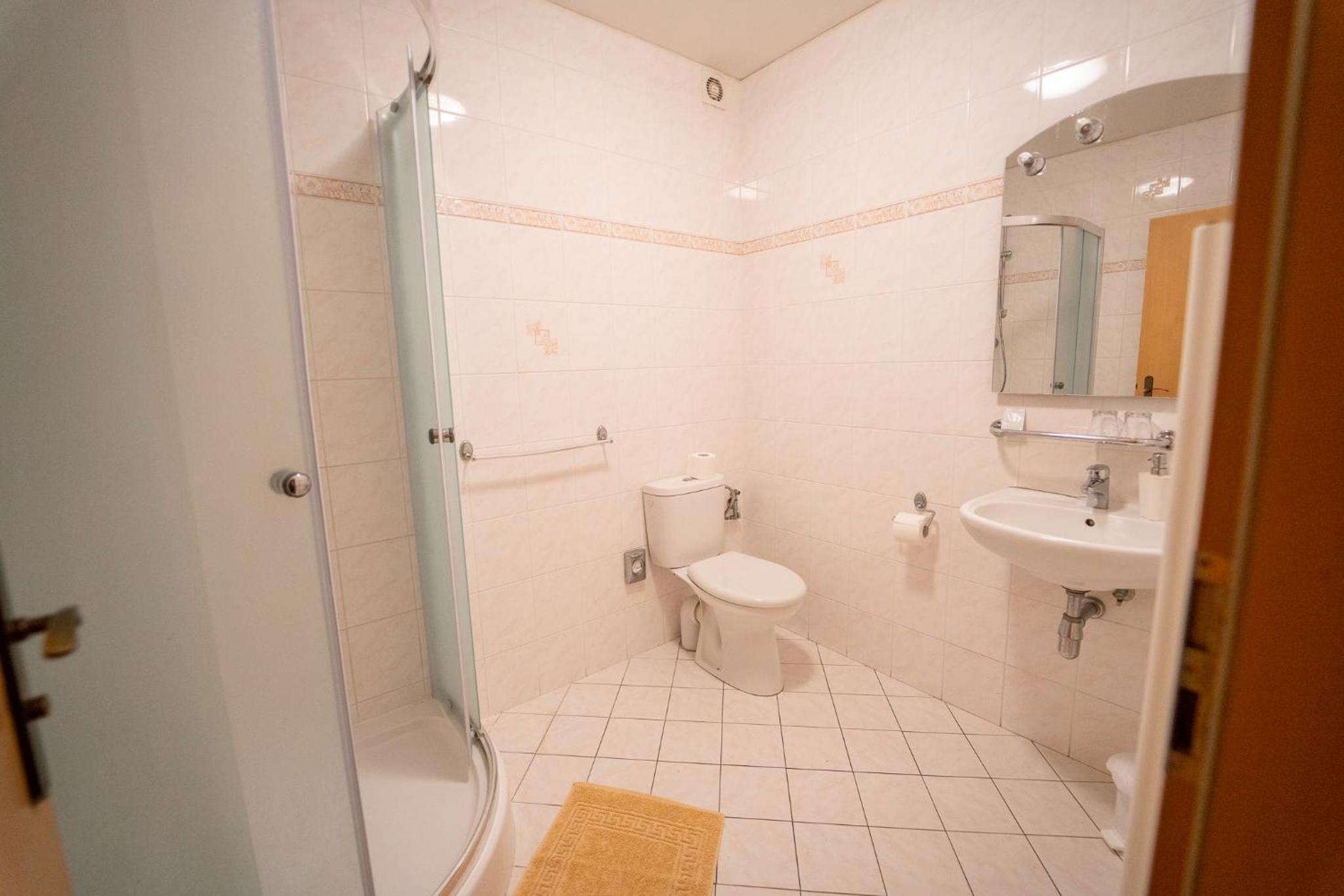 Double or Twin Room with Extra Bed - Photo 2