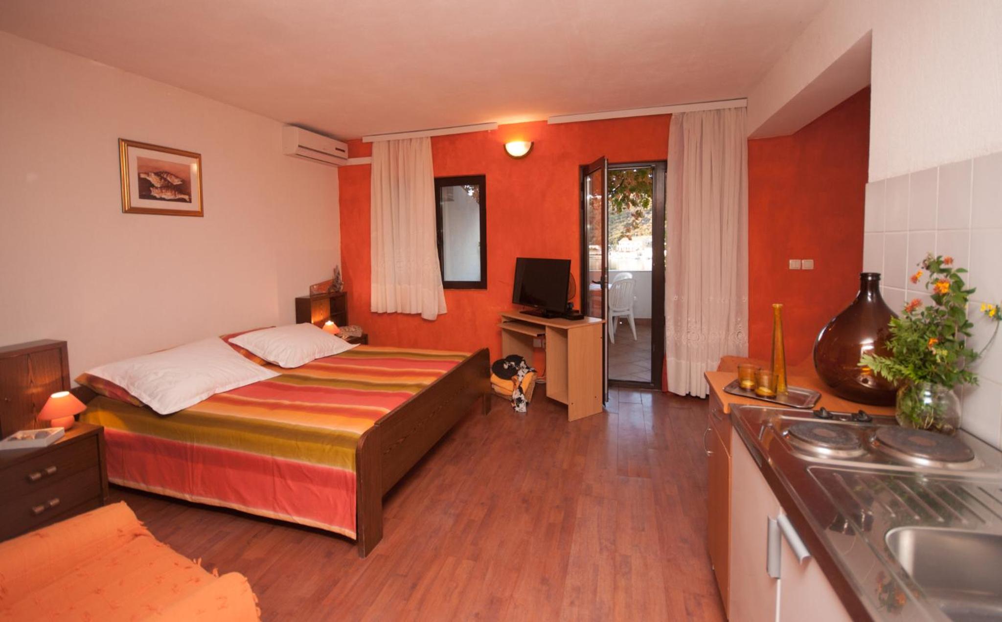 Studio Apartment photo 1