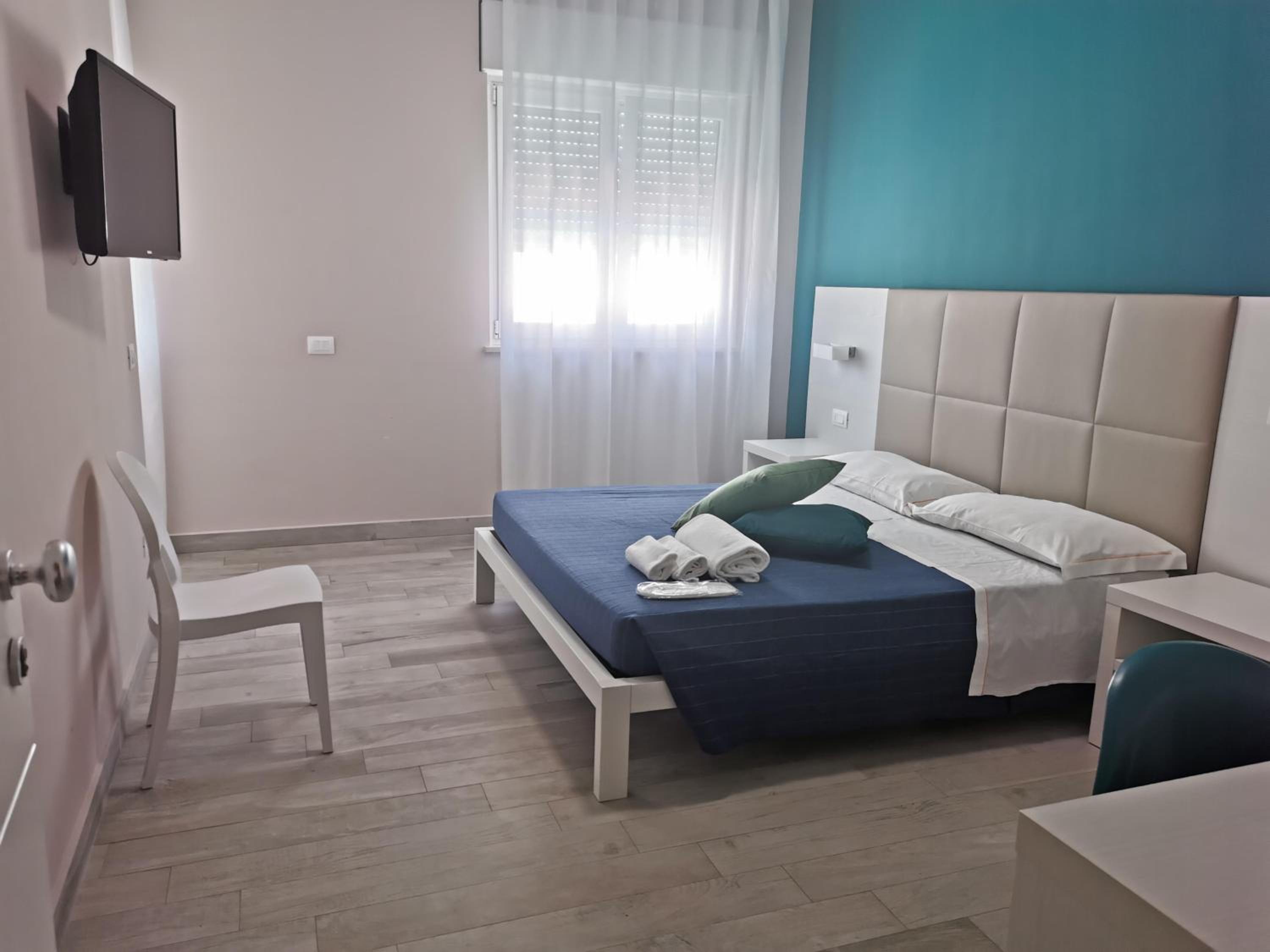 Large Double Room - Photo 1
