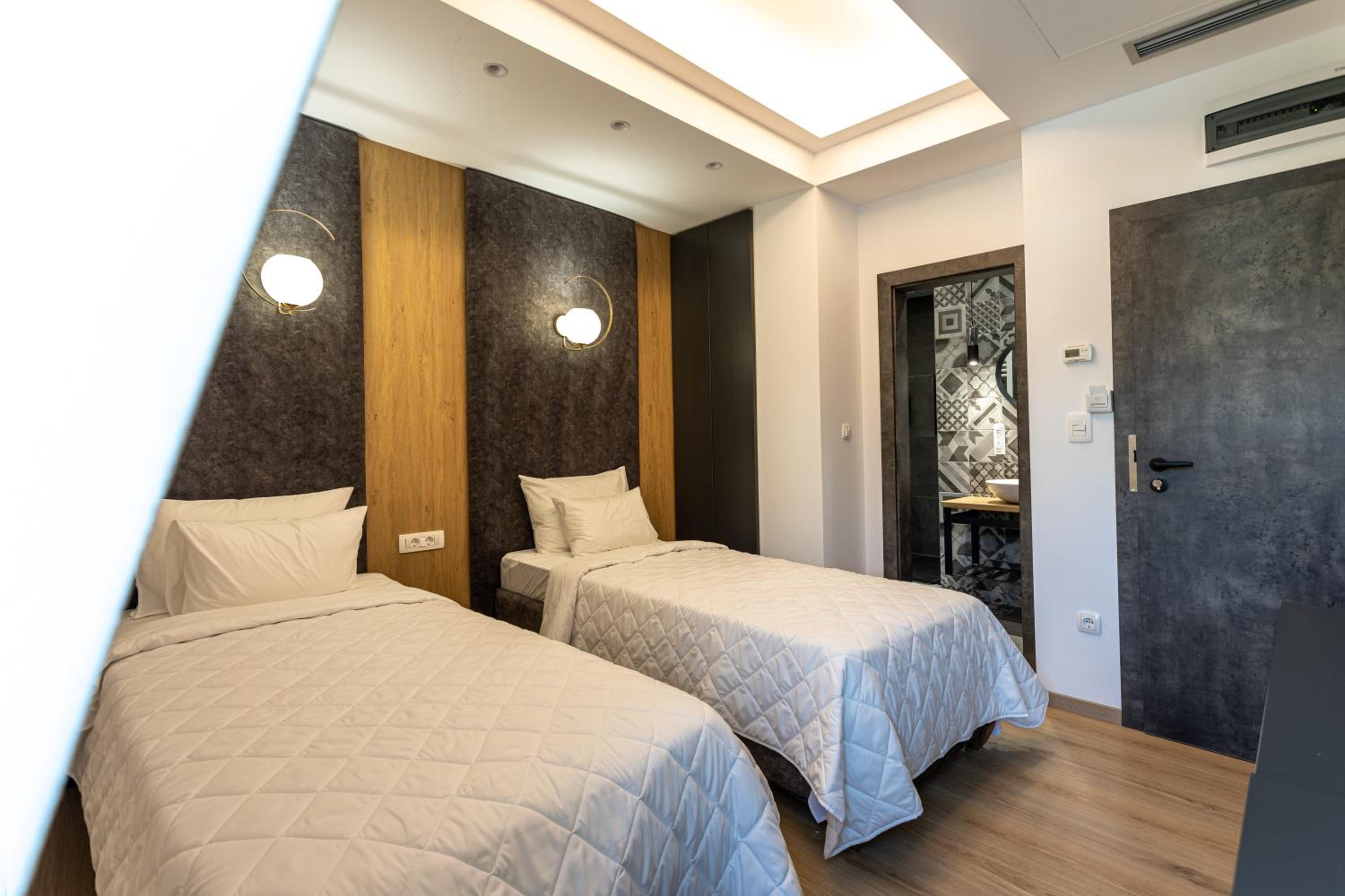 Deluxe Double or Twin Room with City View - Photo 2