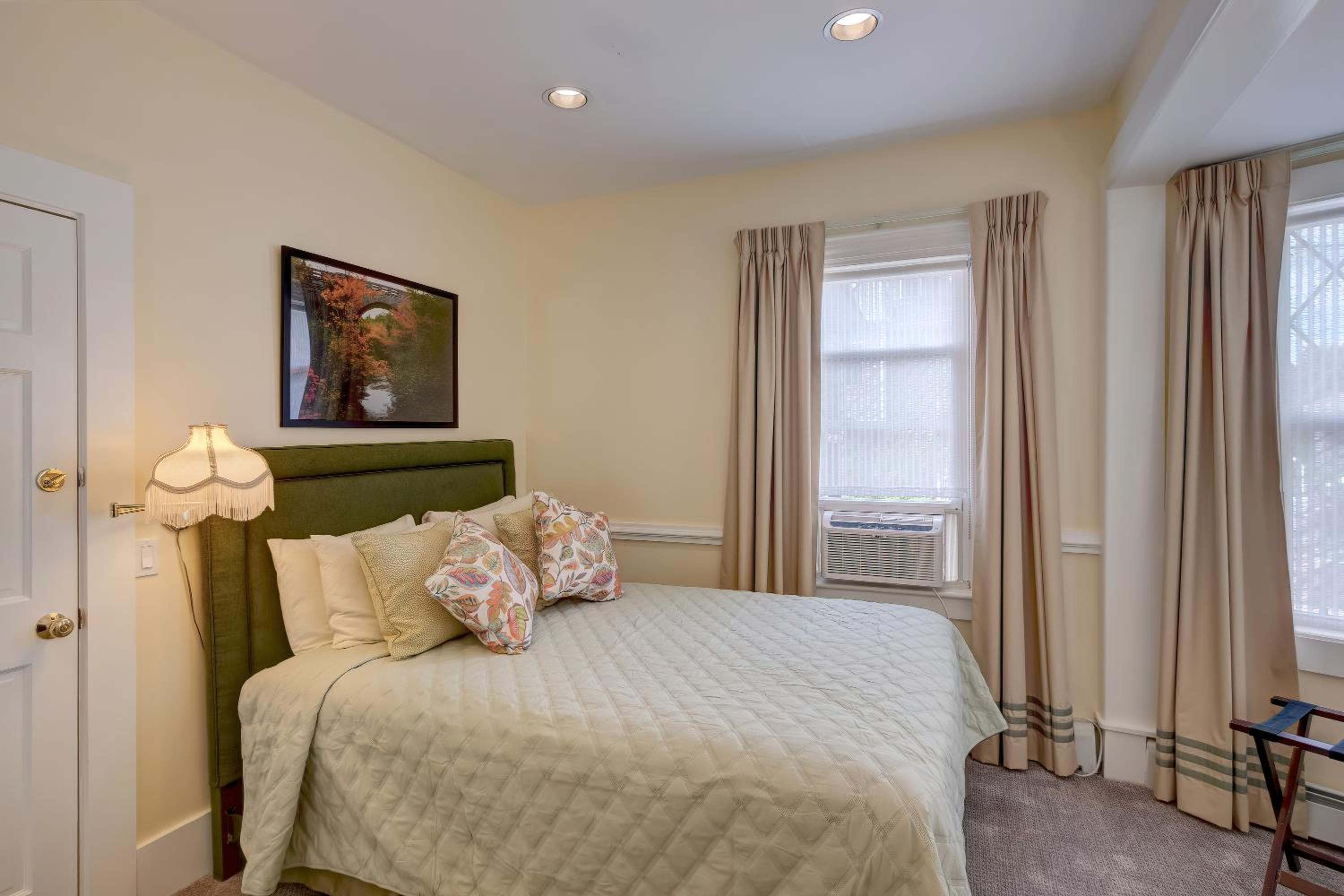 Deluxe Queen Suite