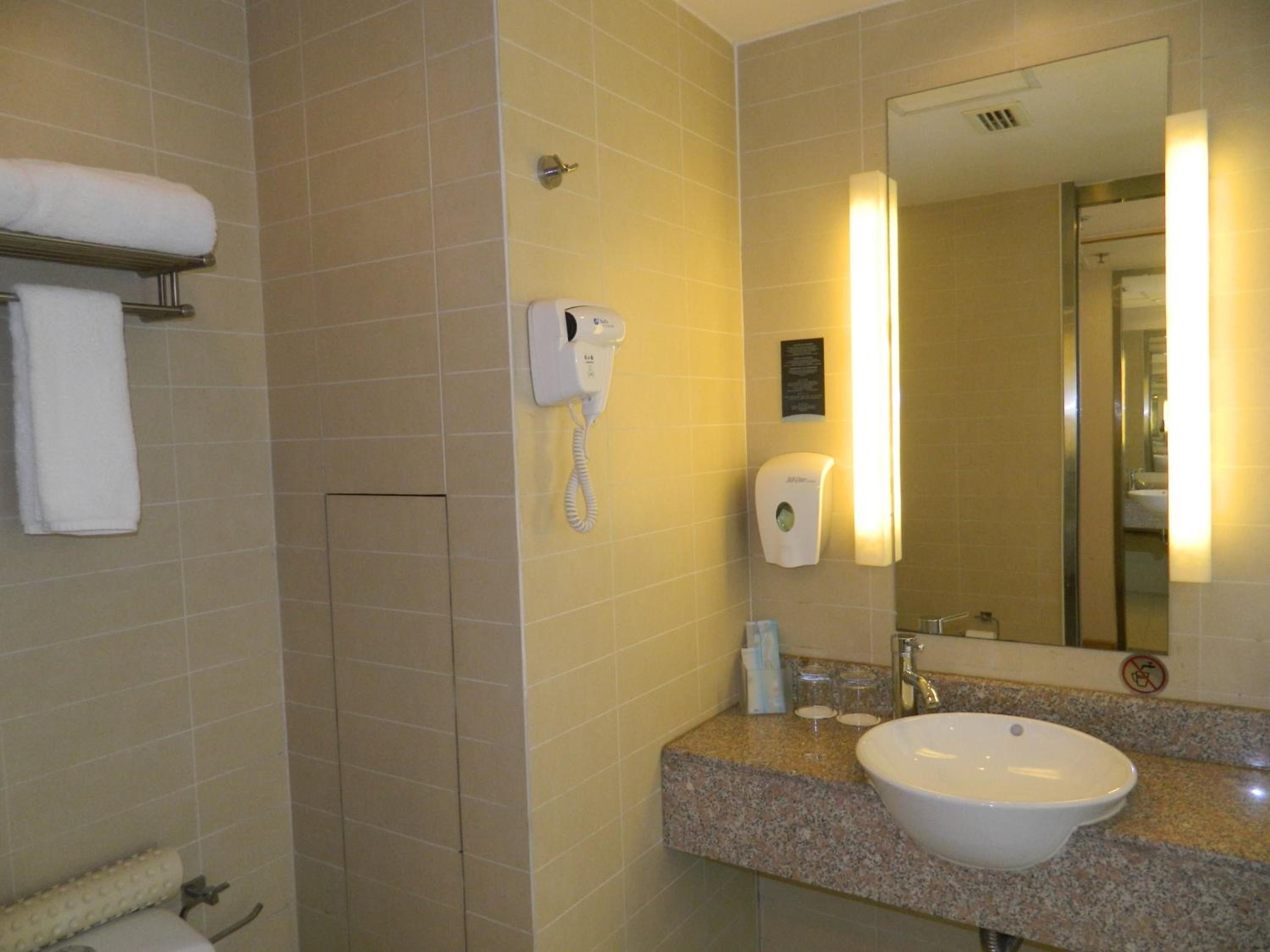 Standard Queen Room with Extra Floor Space photo 2