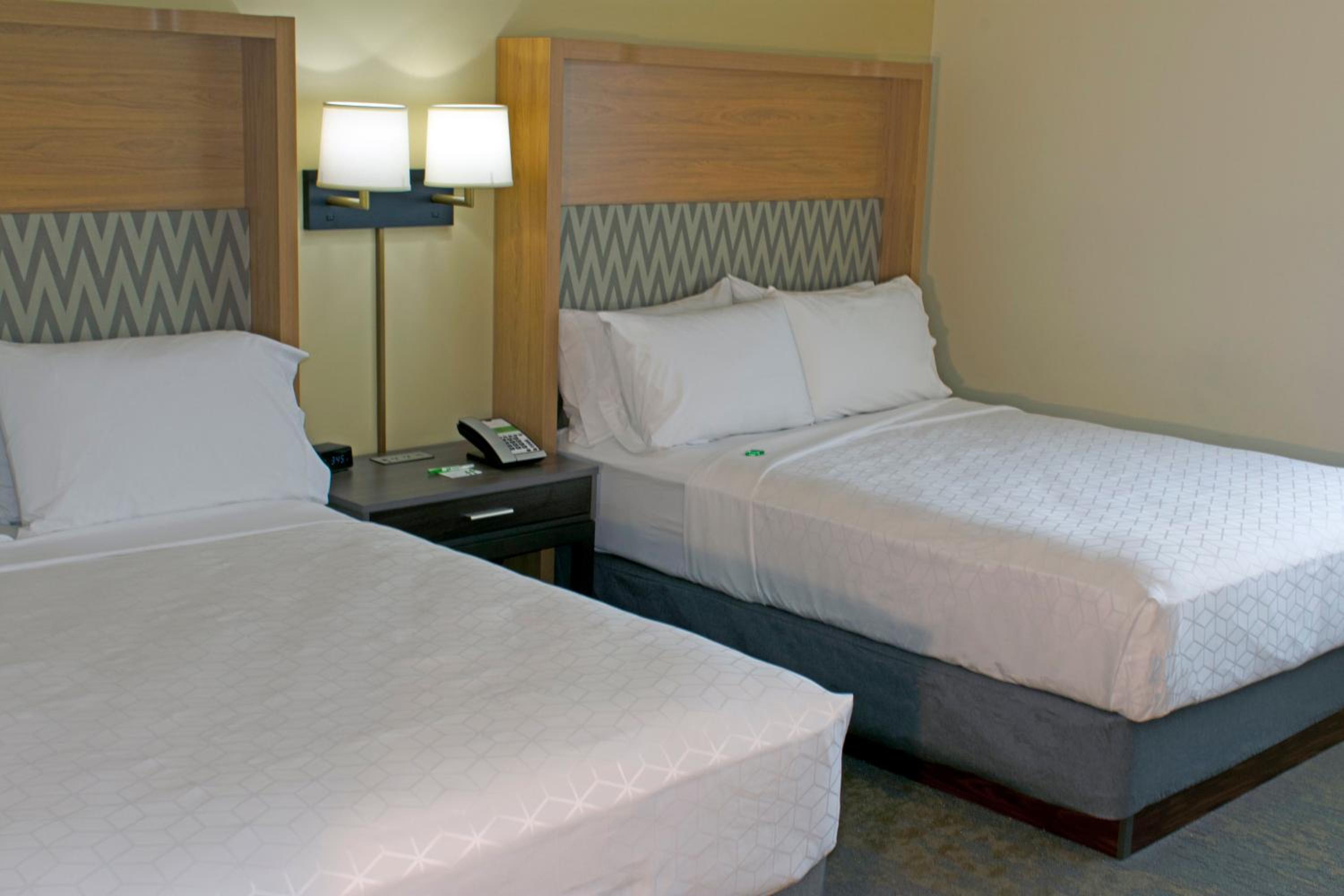 Standard Queen Room with Two Queen Beds - Photo 3