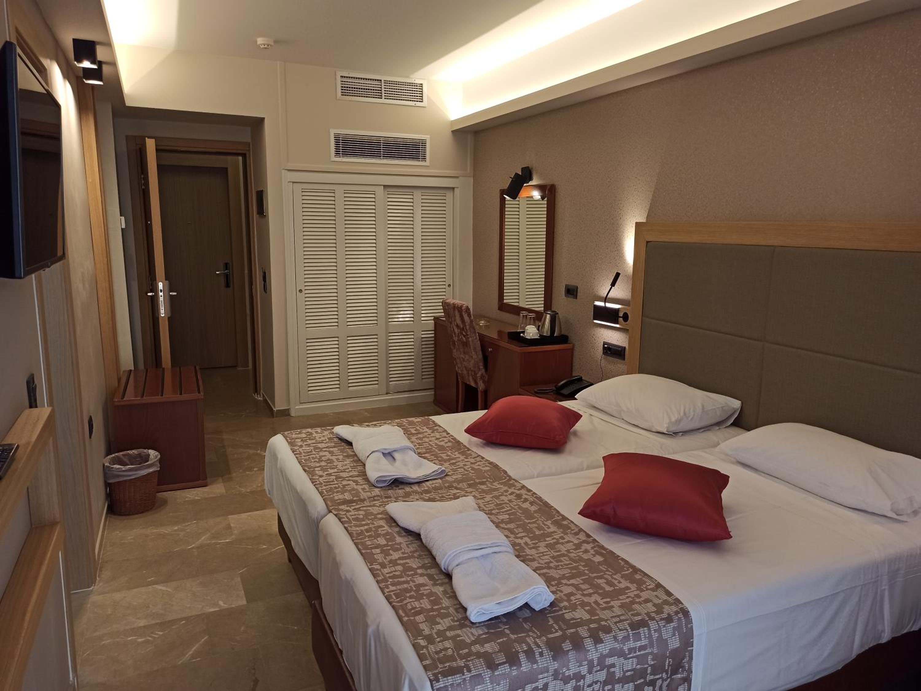 Superior Double or Twin Room with Sea View - Photo 3