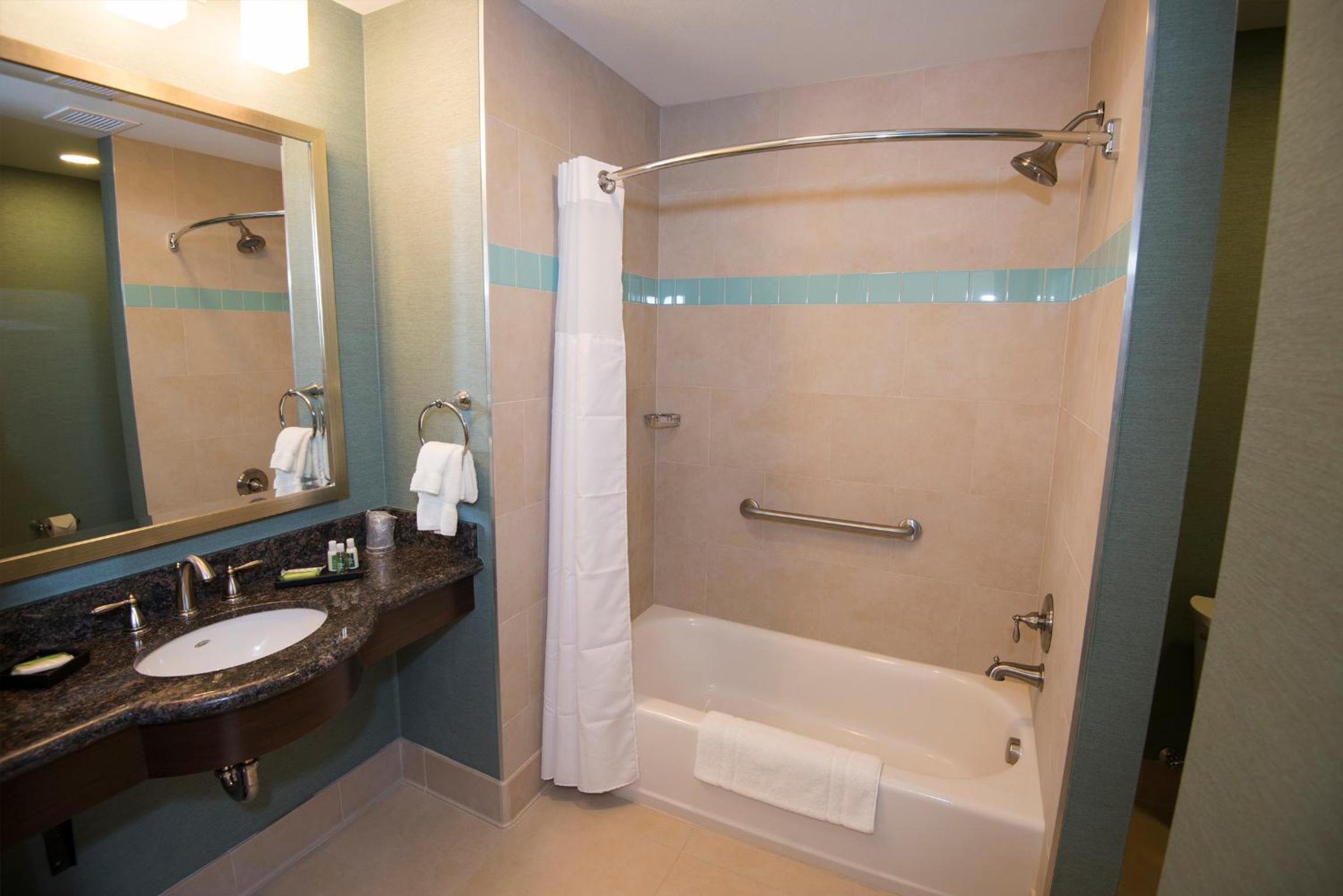 Queen Room with Two Queen Beds photo 3