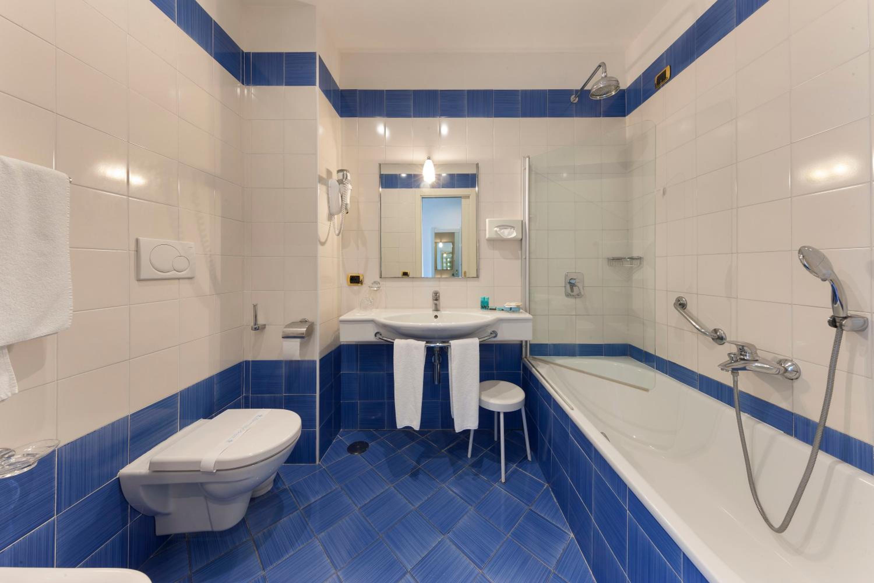 Double Room with Balcony and Sea View - Photo 2