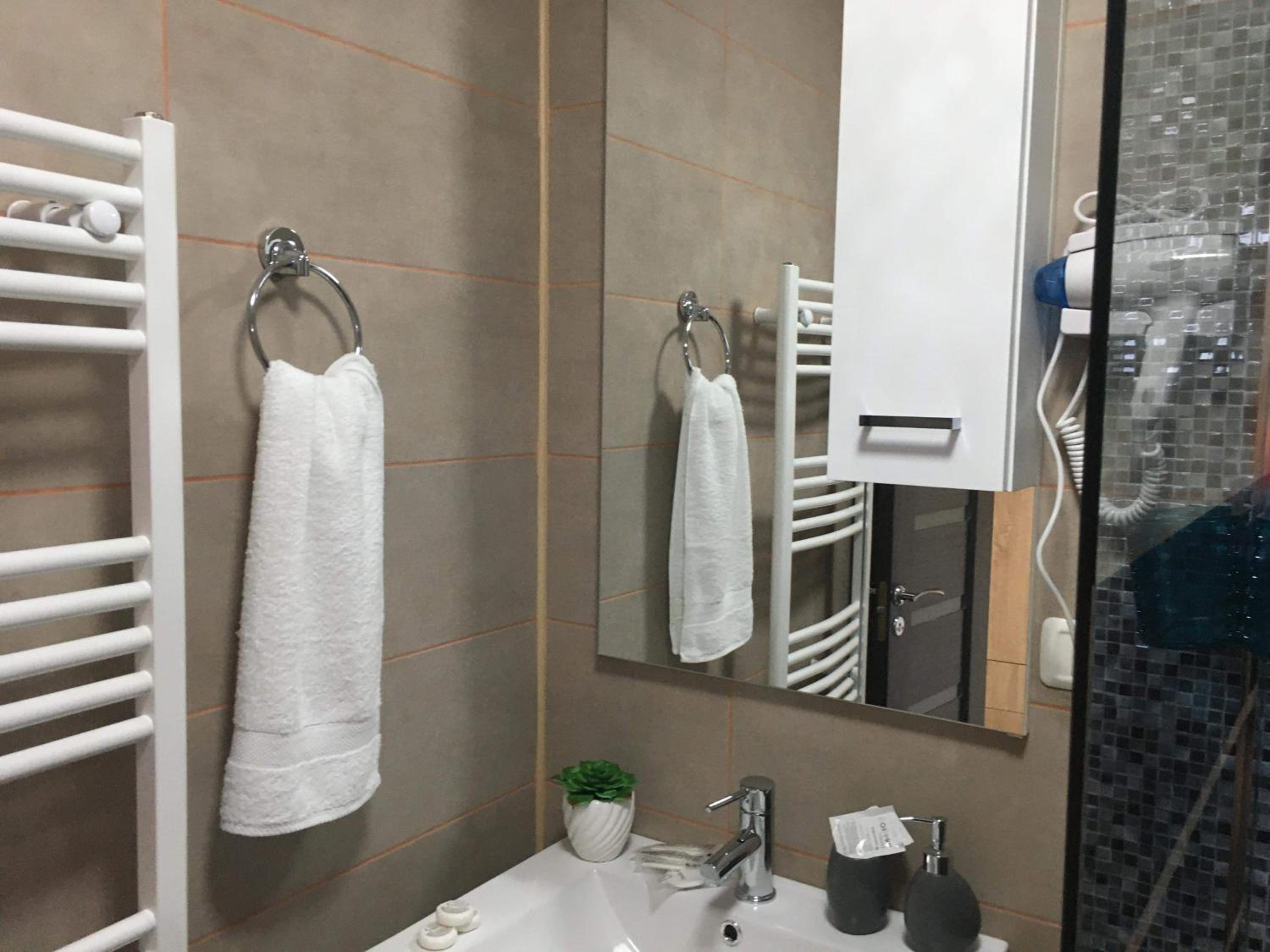 Family Room with Private Bathroom photo 3