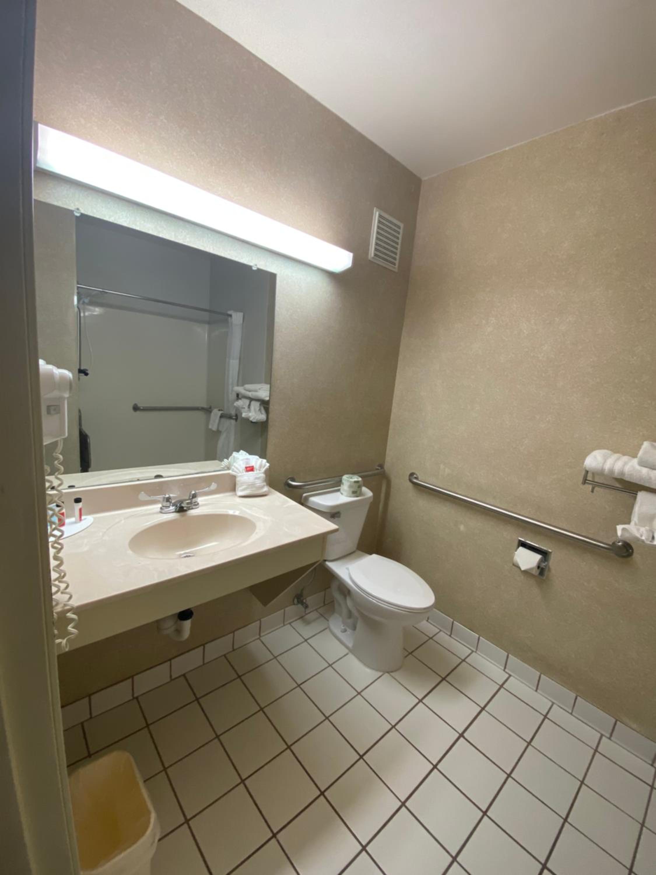 Queen Room - Disability Access/Non-Smoking - Photo 5