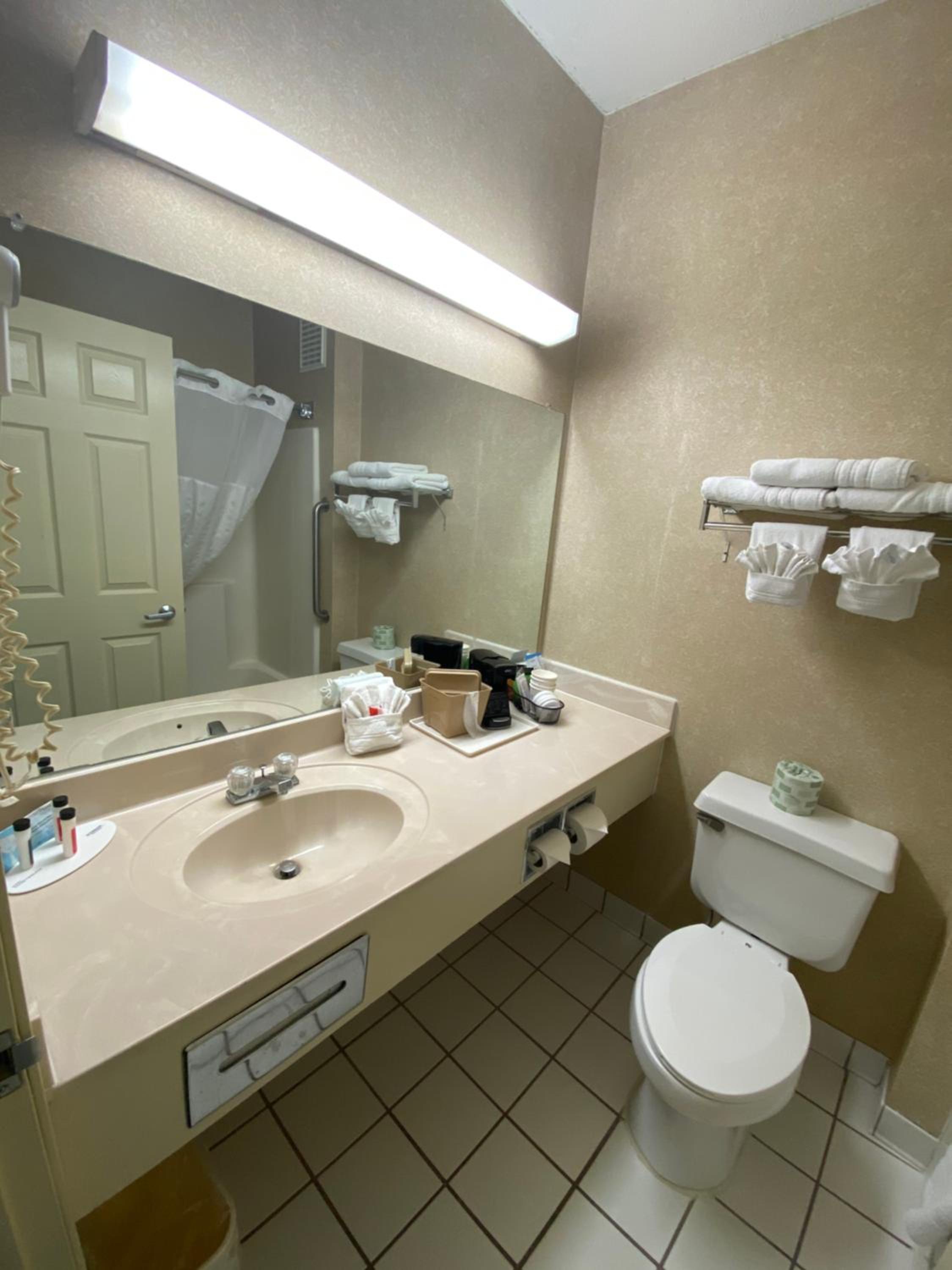 Queen Room with Two Queen Beds - Non-Smoking - Photo 7