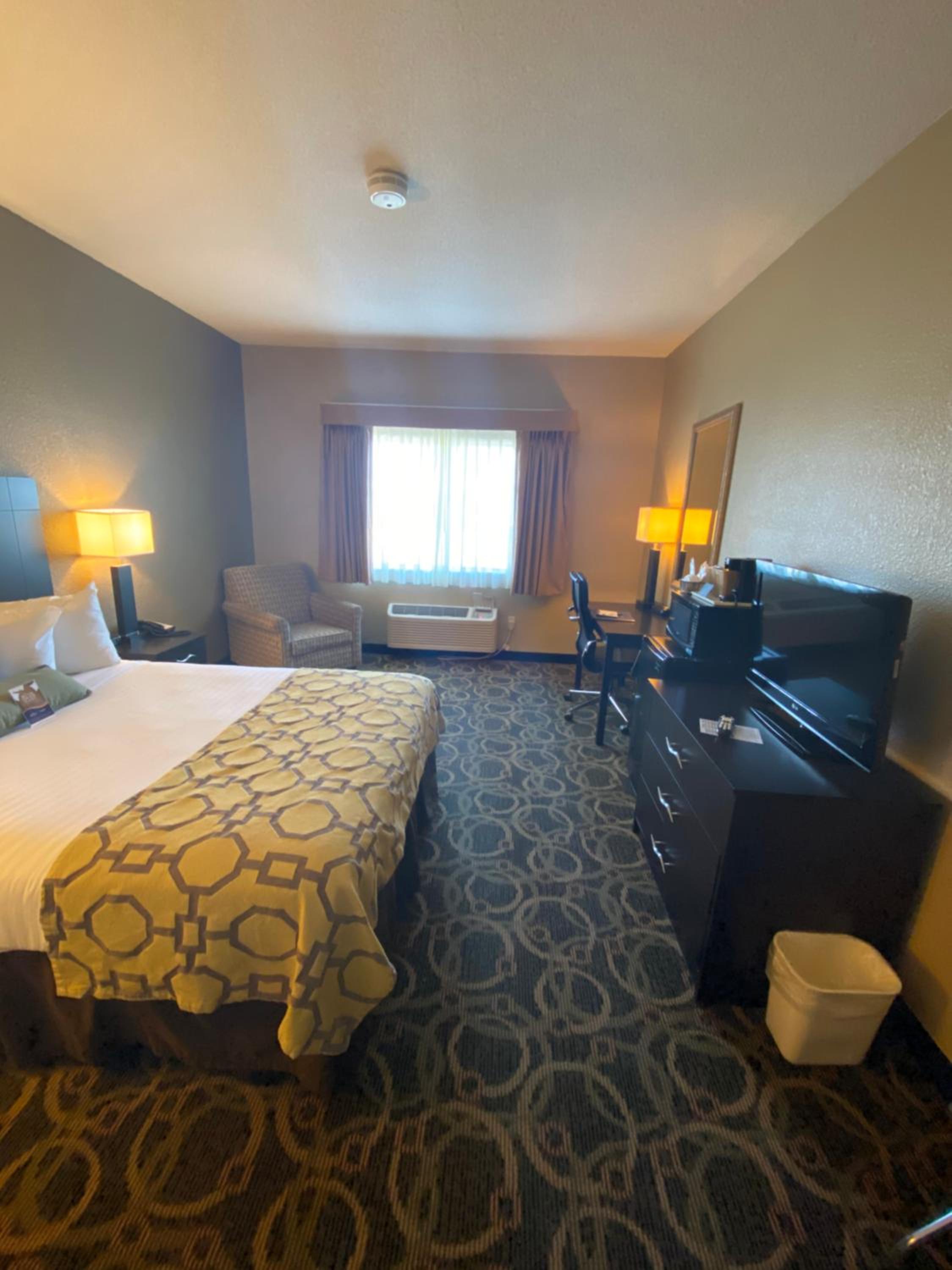 King Room - Non-Smoking - Photo 7
