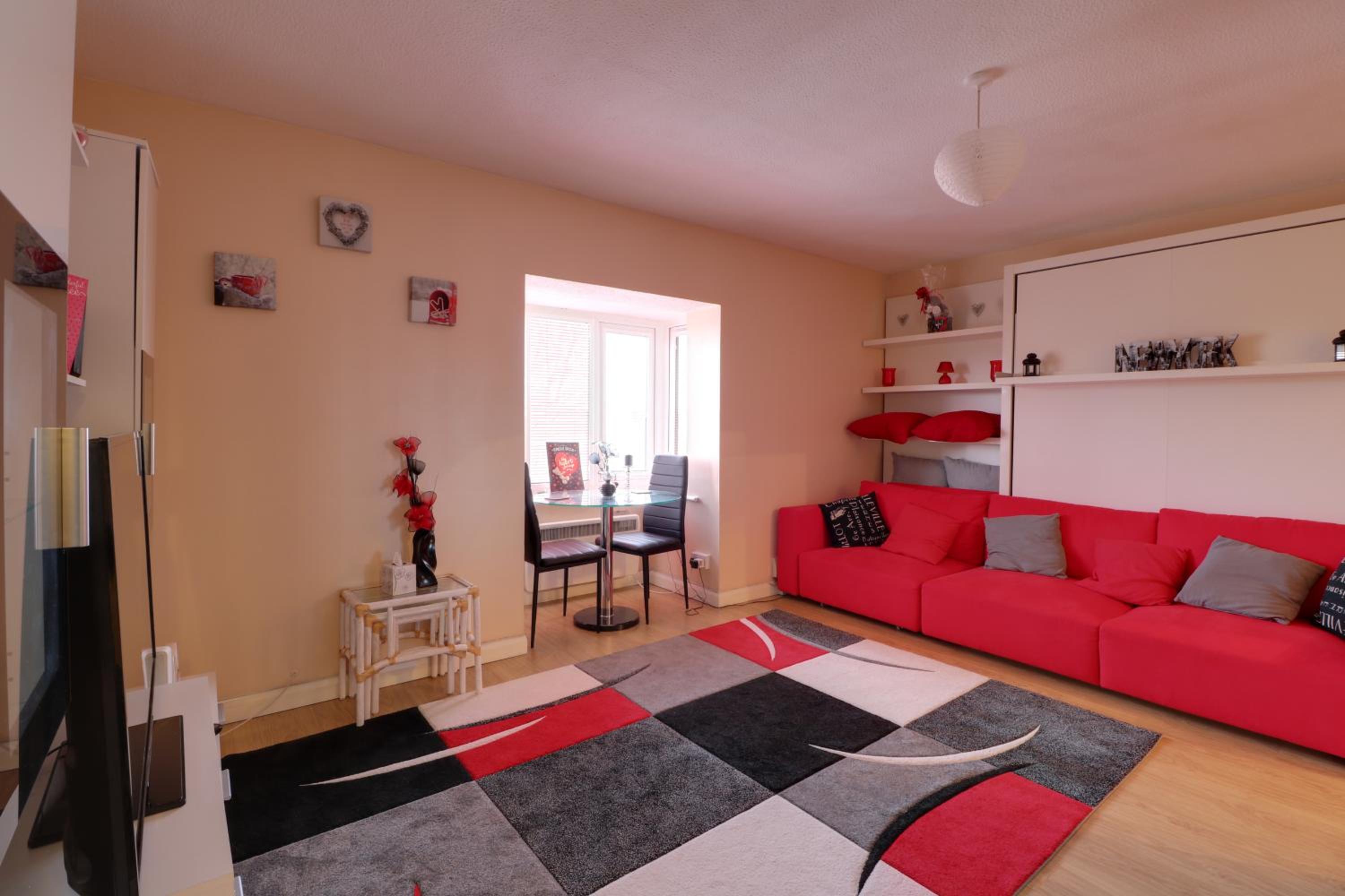One-Bedroom Apartment - Photo 2