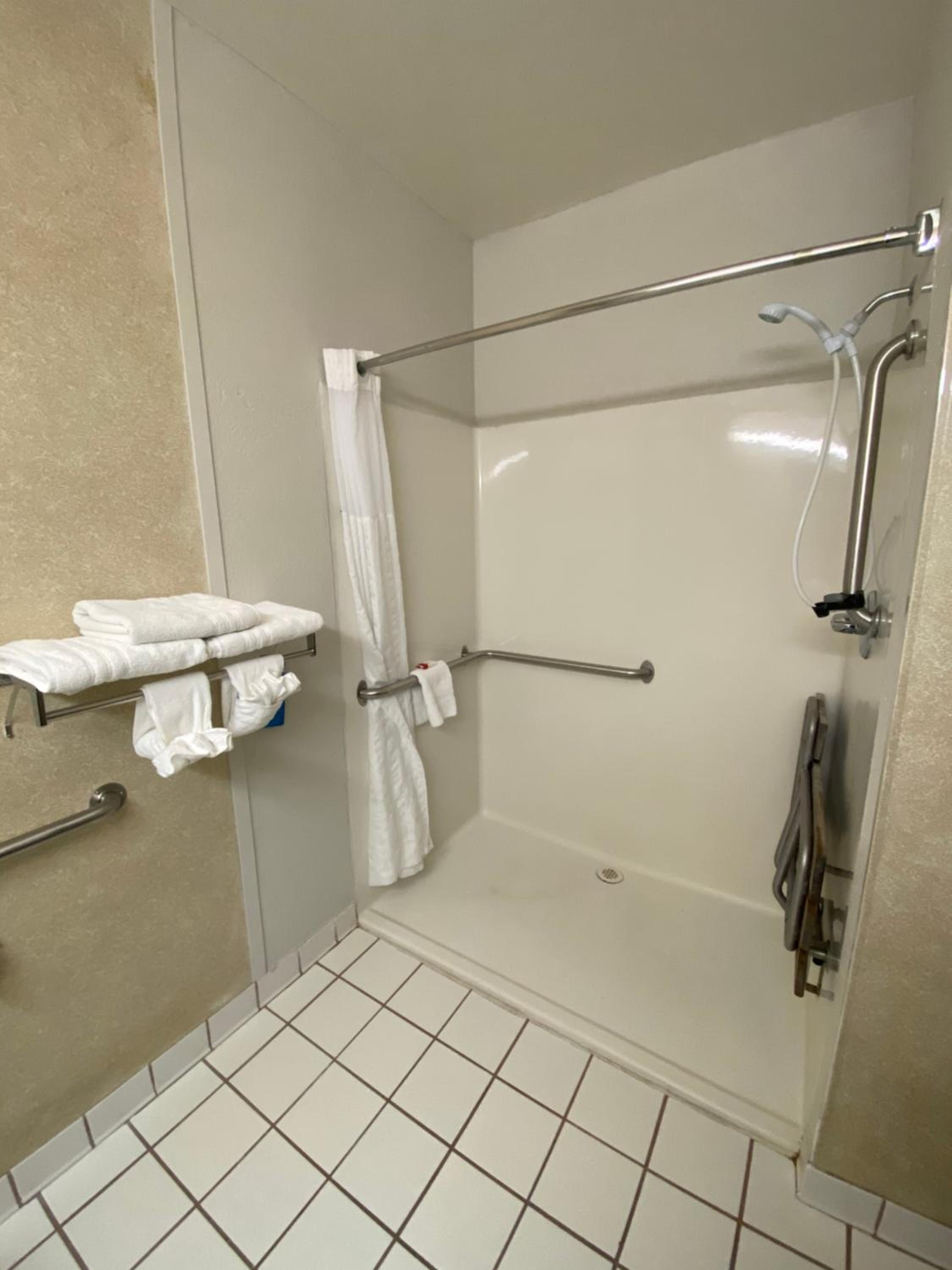 Queen Room - Disability Access/Non-Smoking - Photo 3