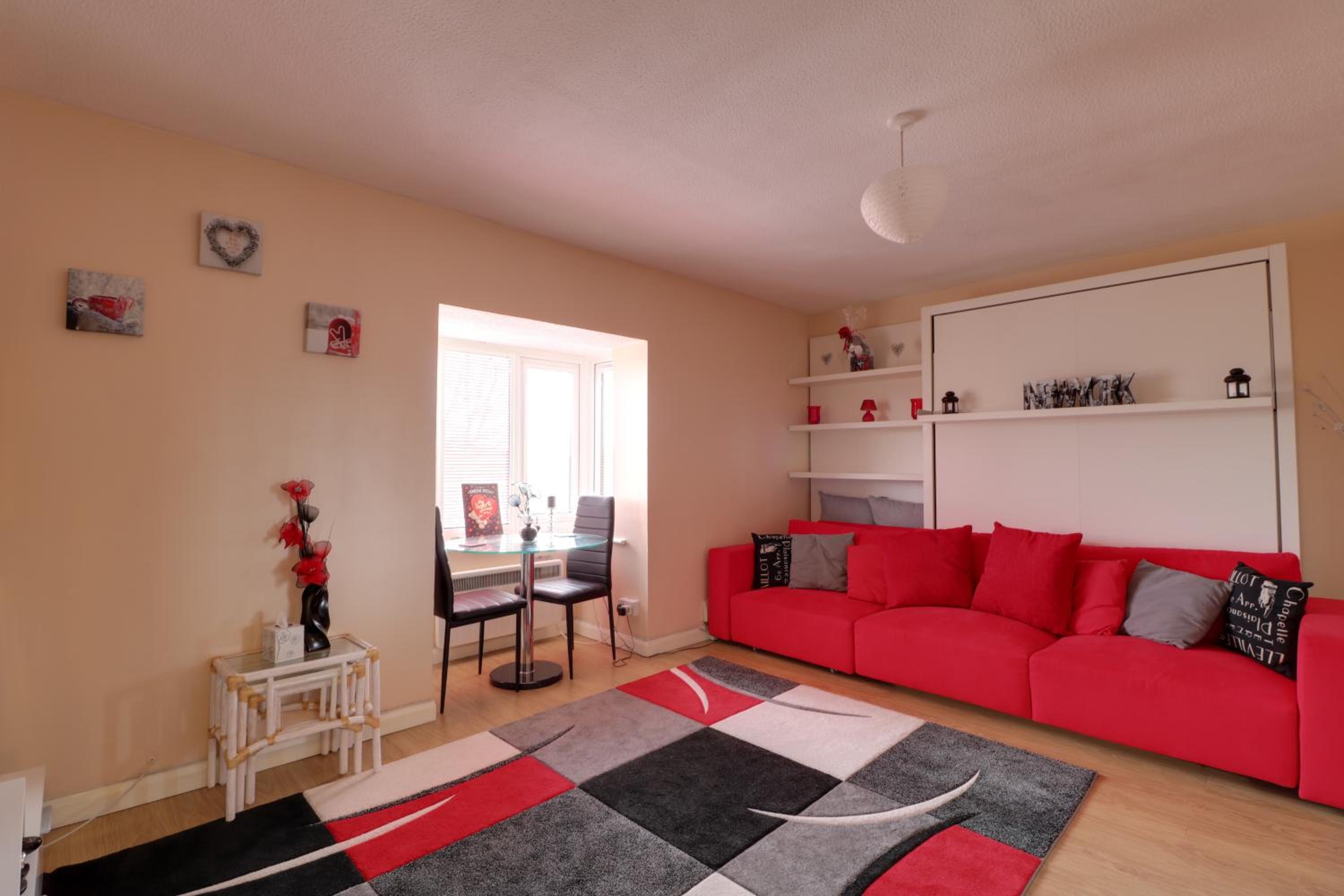One-Bedroom Apartment - Photo 5