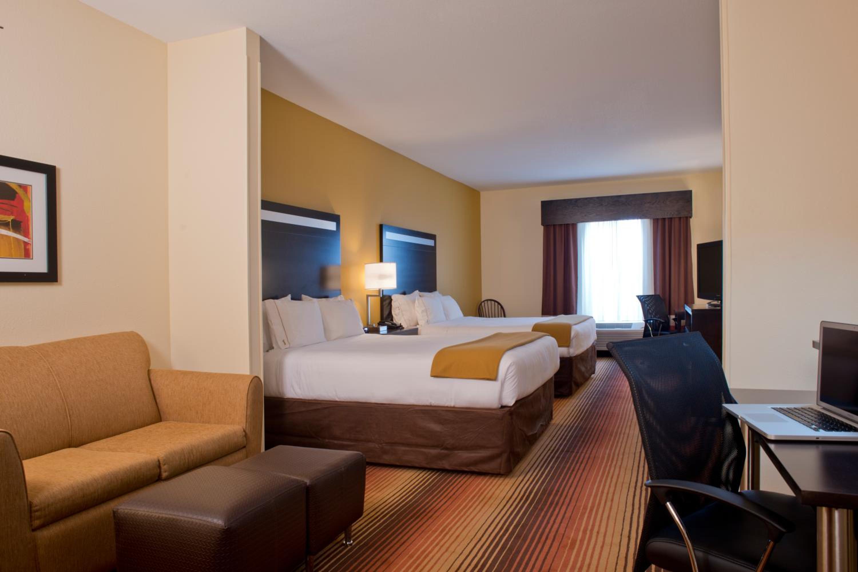 Standard Queen Room with Two Queen Beds - Photo 2