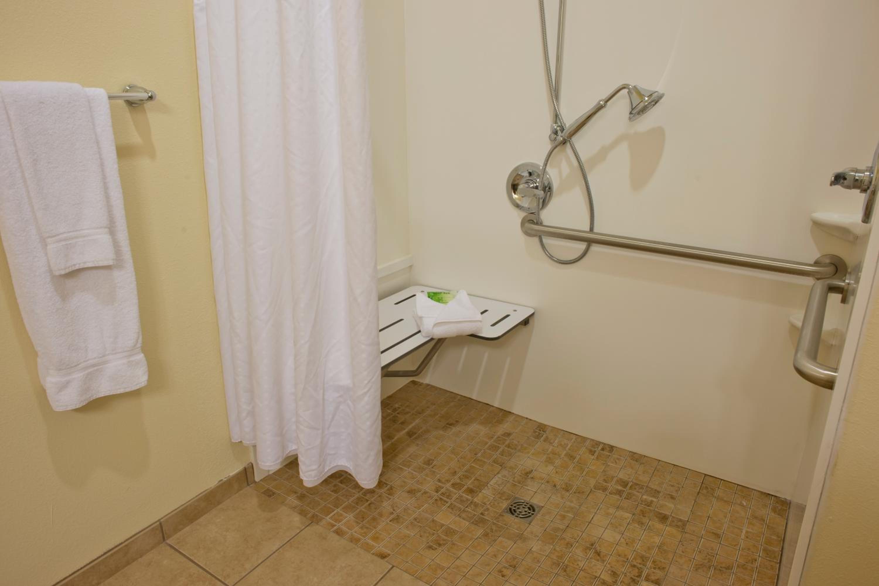 Suite with Two Queen Beds and Mobility Accessible Tub - Non-Smoking - Photo 4