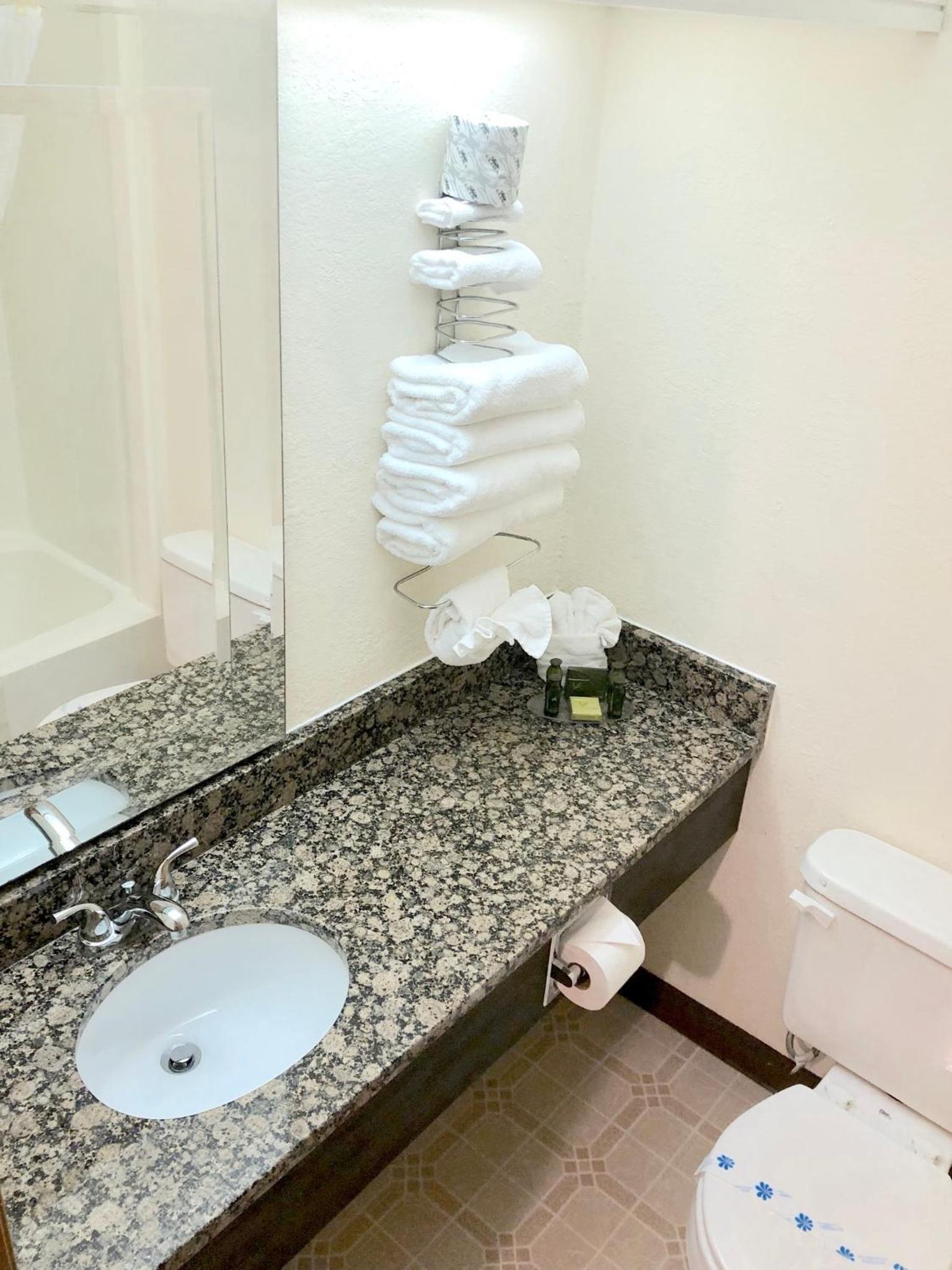 Standard King Room - Photo 5