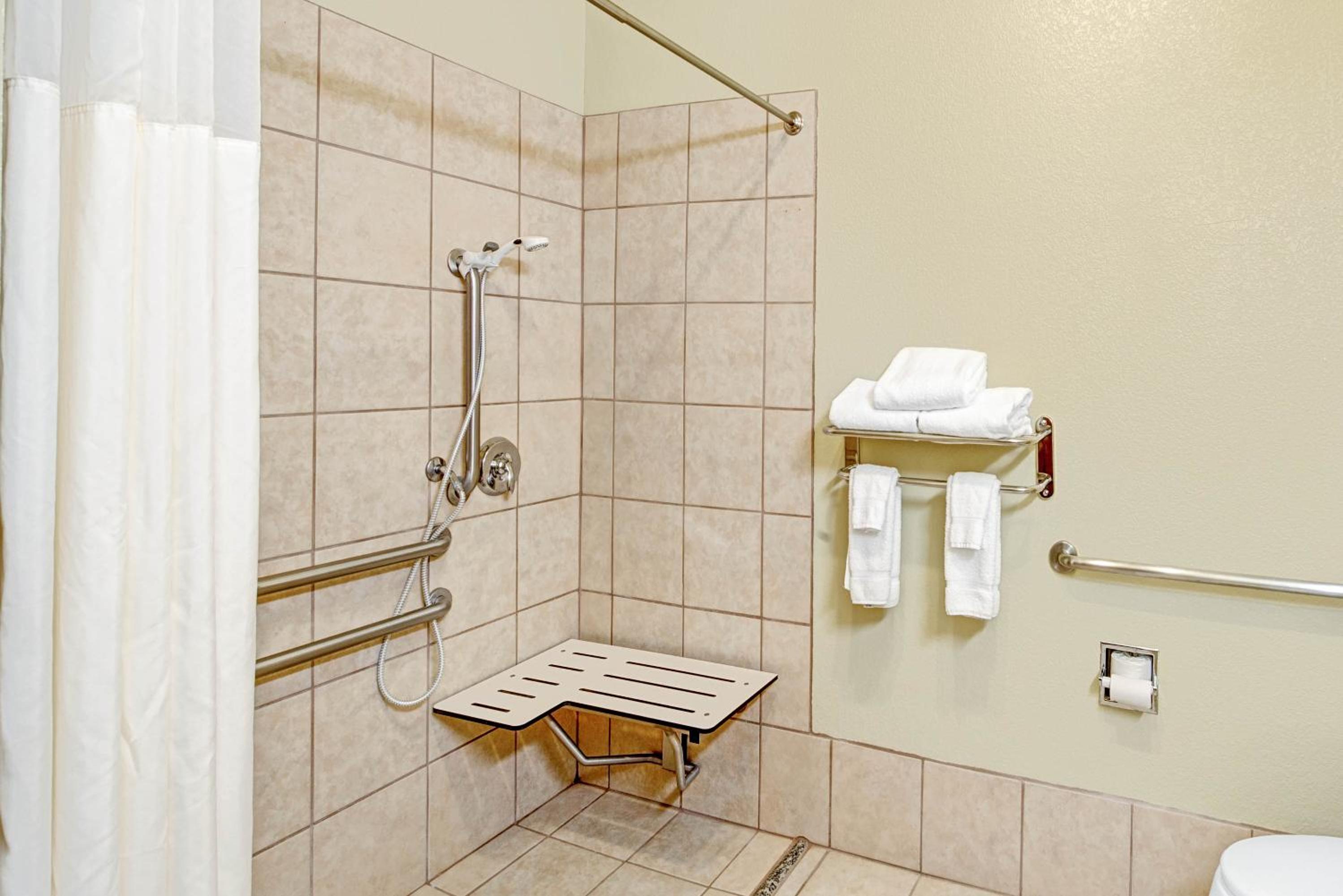 Queen Room with Two Queen Beds and Bath Tub - Mobility Accessible/Non-Smoking - Photo 2
