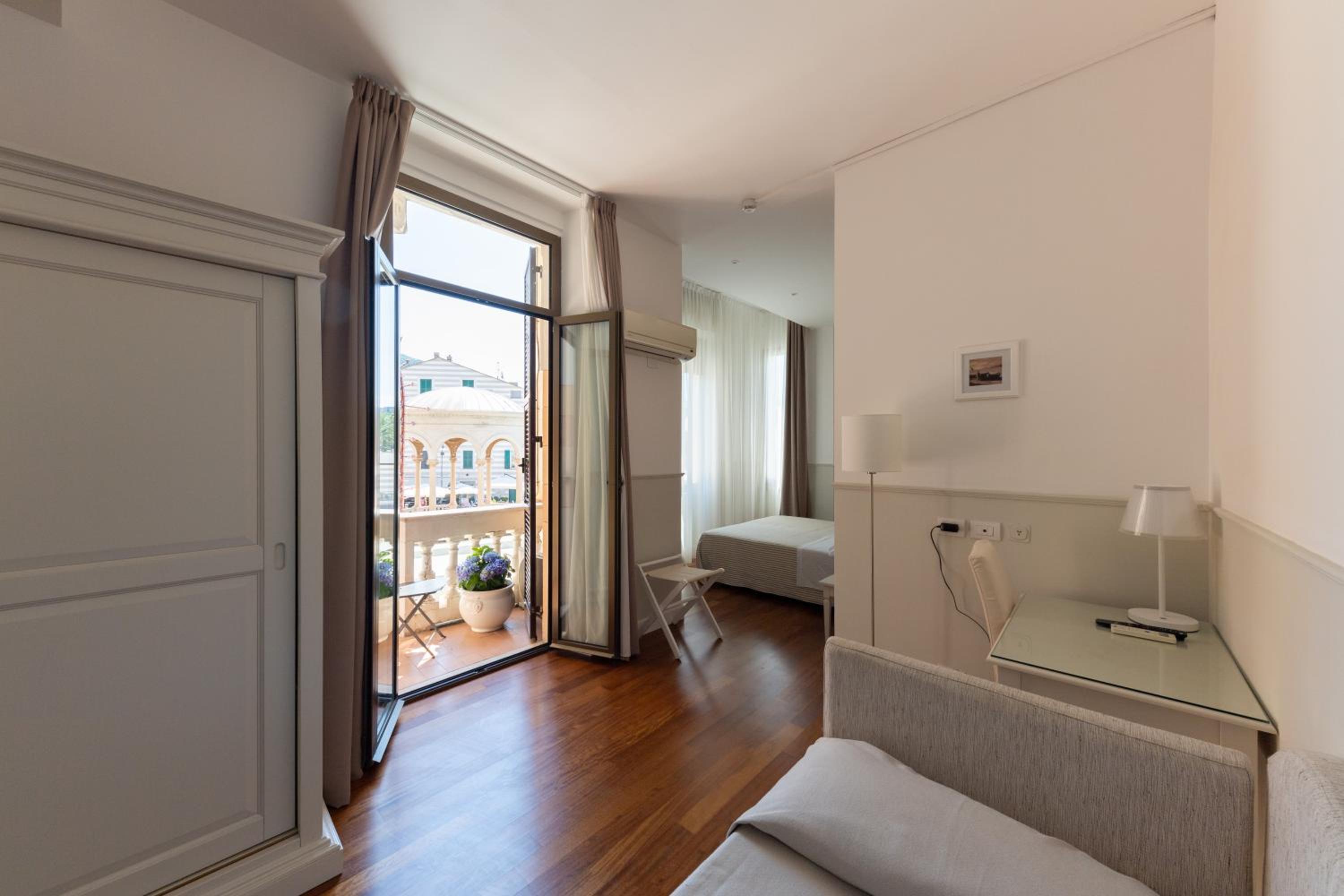 Quadruple Room with Partial Sea View - Photo 2