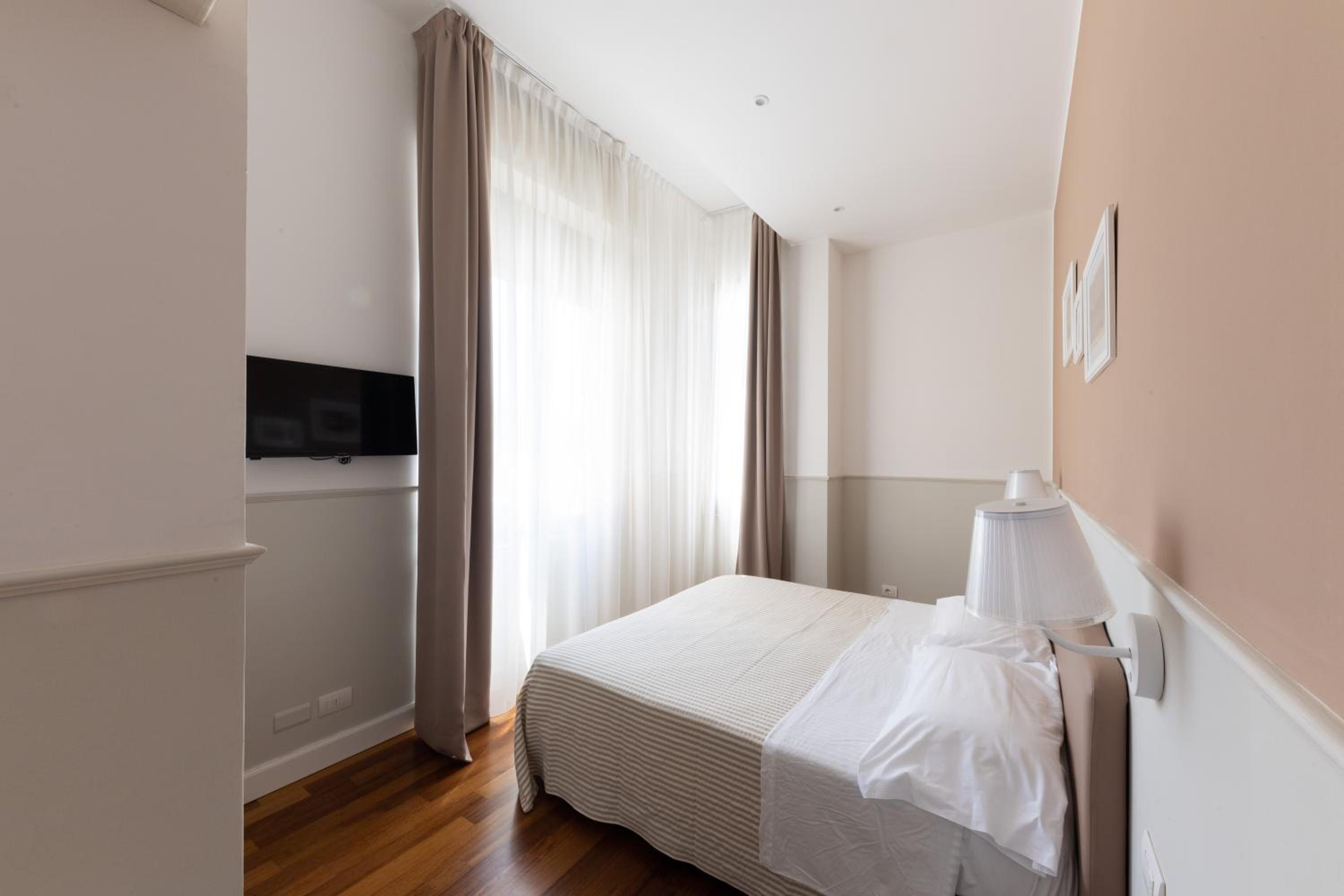 Quadruple Room with Partial Sea View - Photo 3