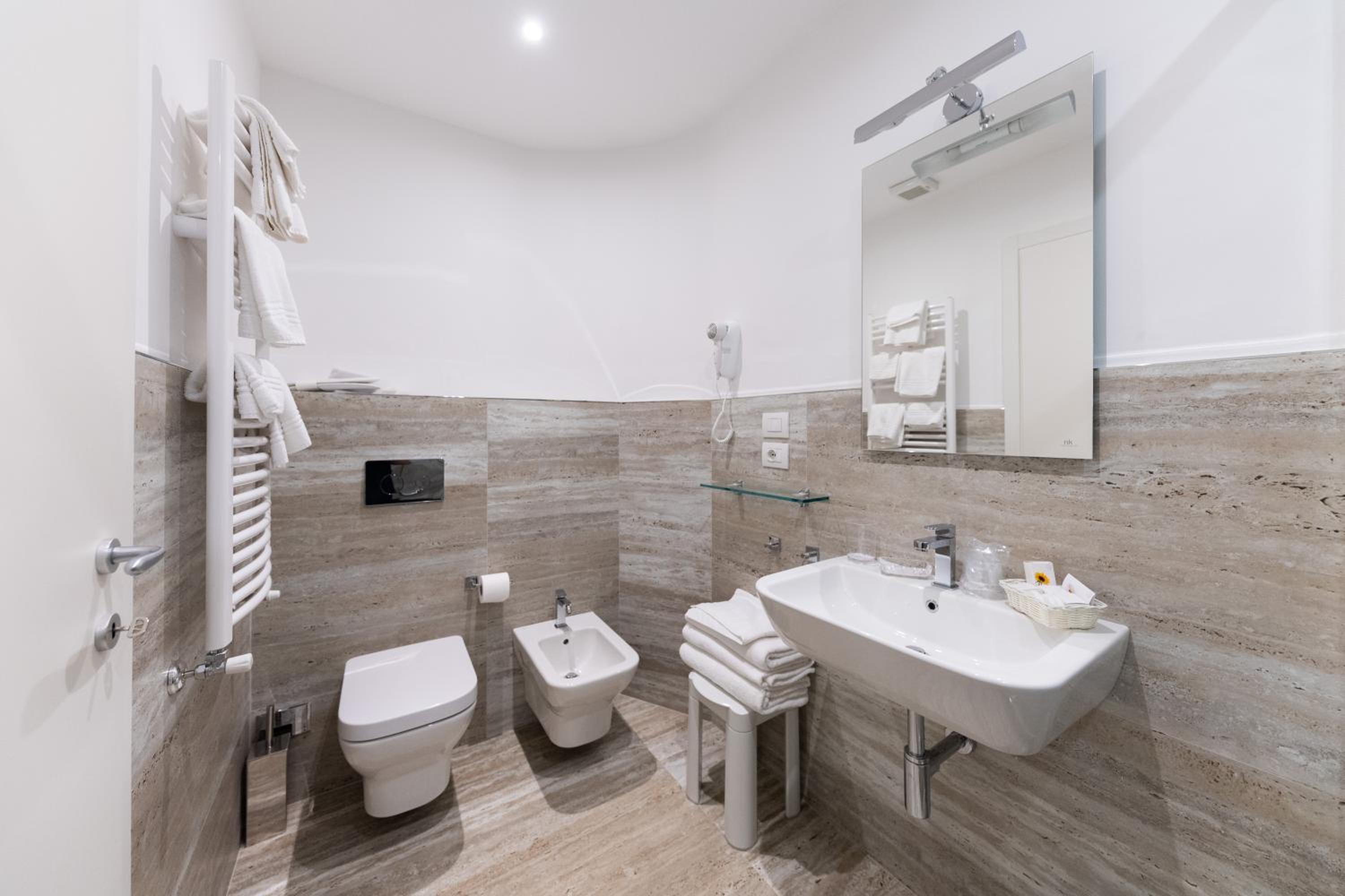 Quadruple Room with Partial Sea View - Photo 4