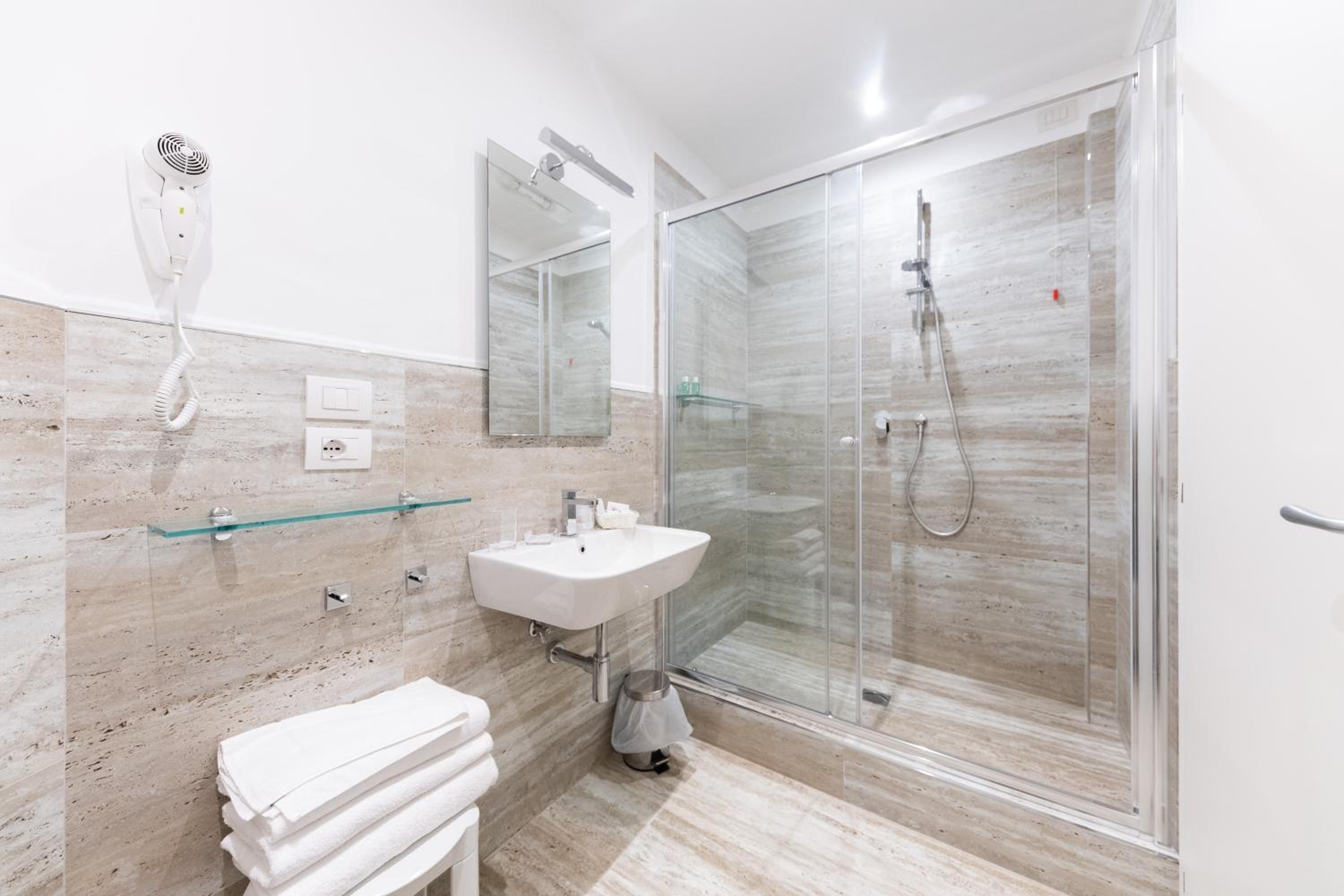 Quadruple Room with Partial Sea View - Photo 5