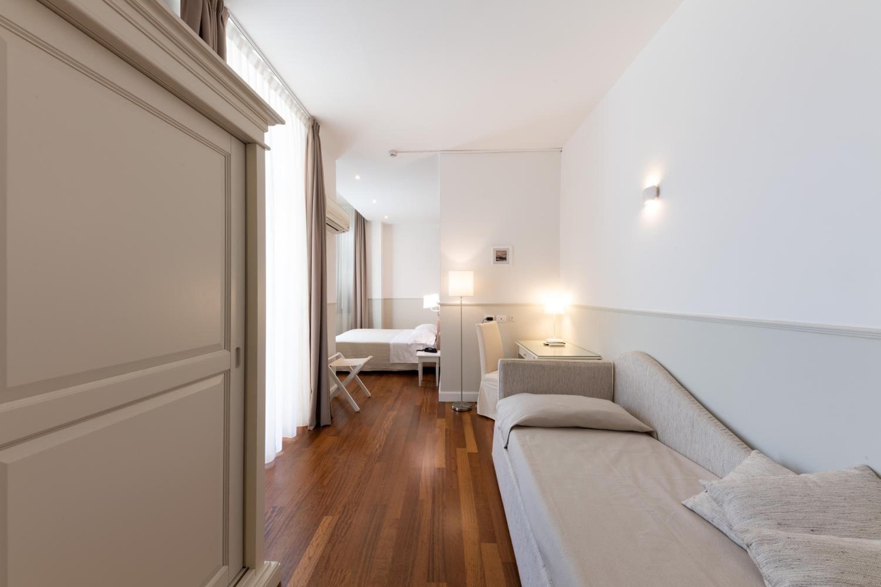 Quadruple Room with Partial Sea View - Photo 6
