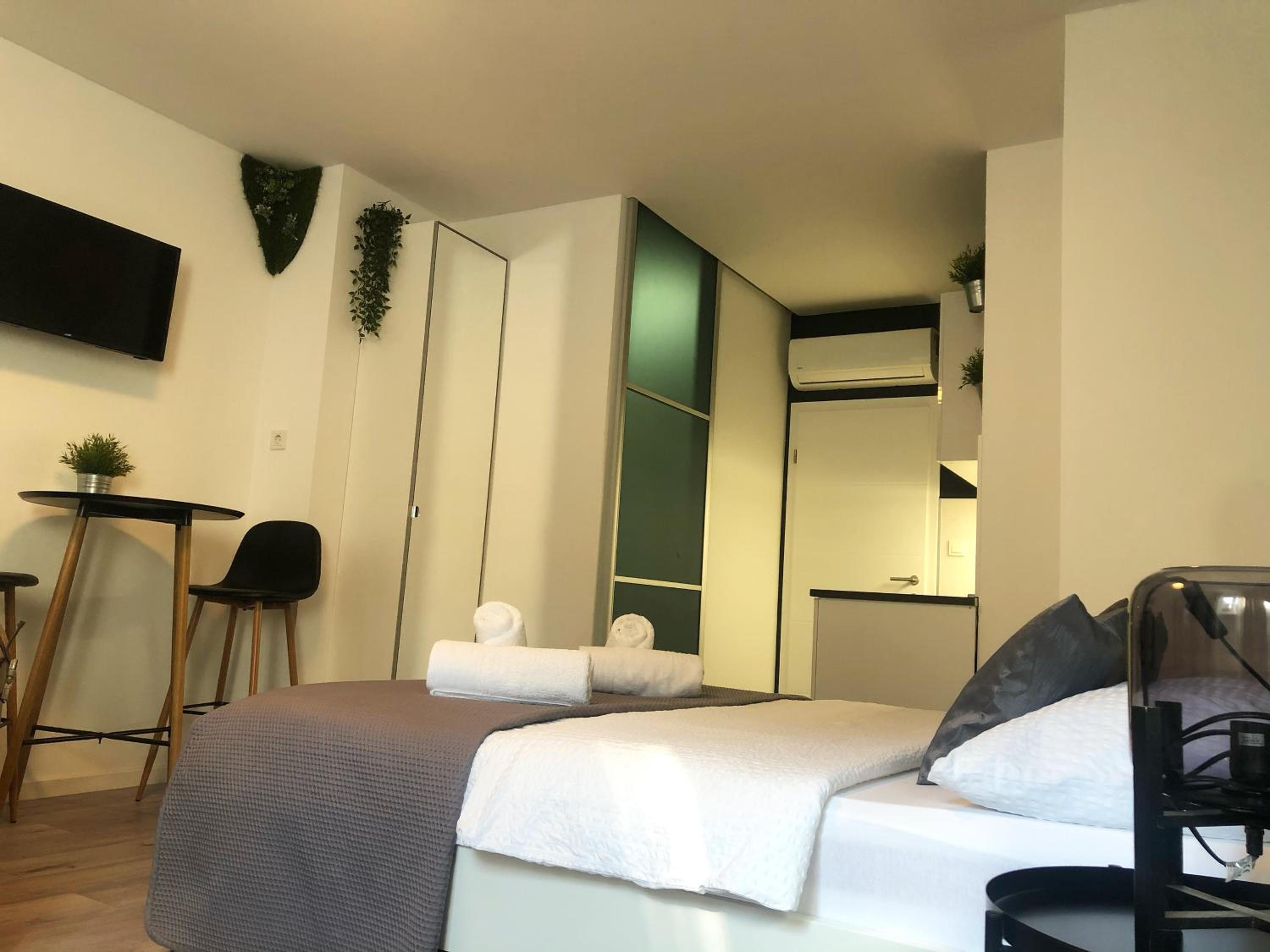 One-Bedroom Apartment - Photo 39