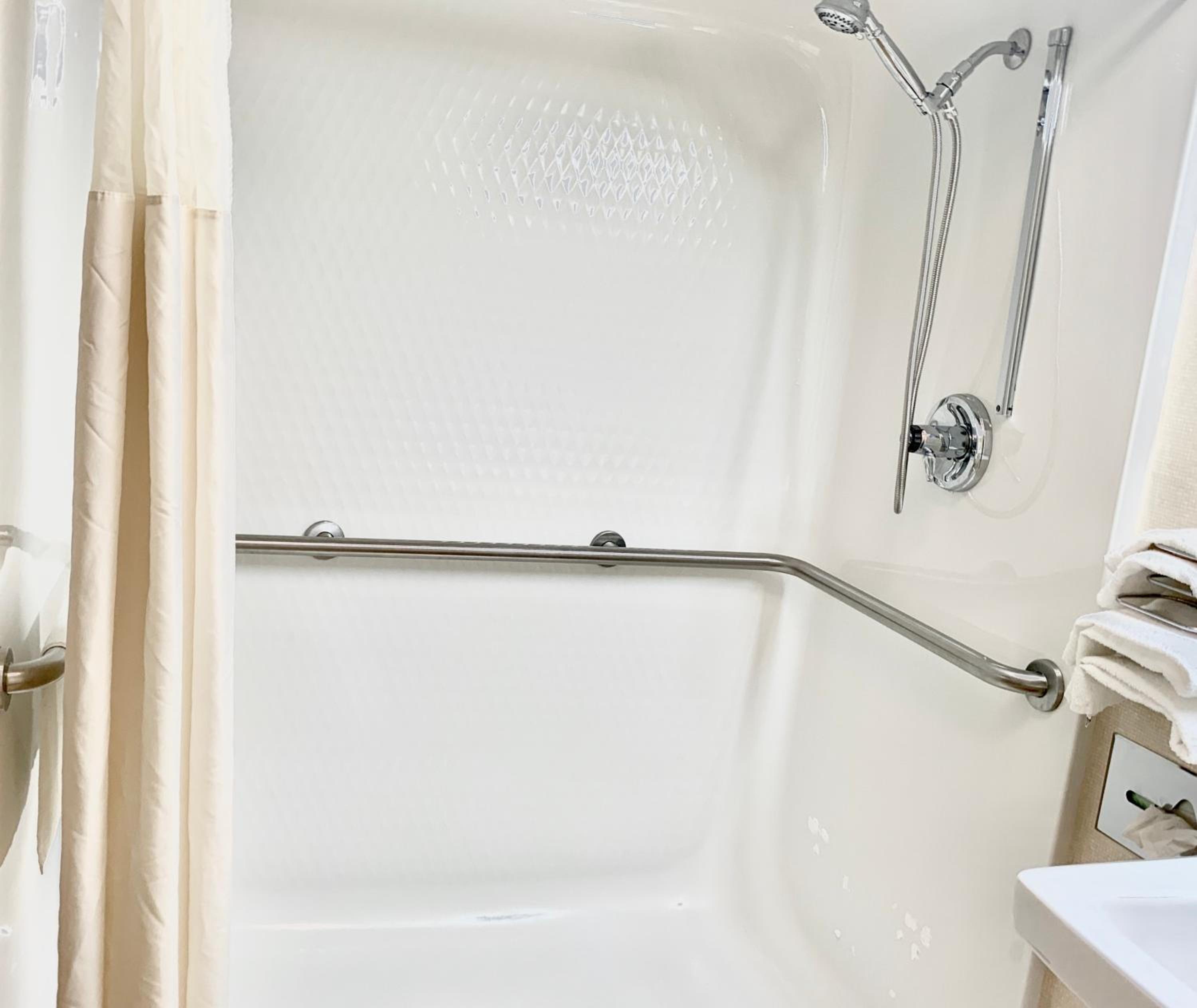 Queen Room with Roll-In Shower - Accessible/Non-Smoking - Photo 3