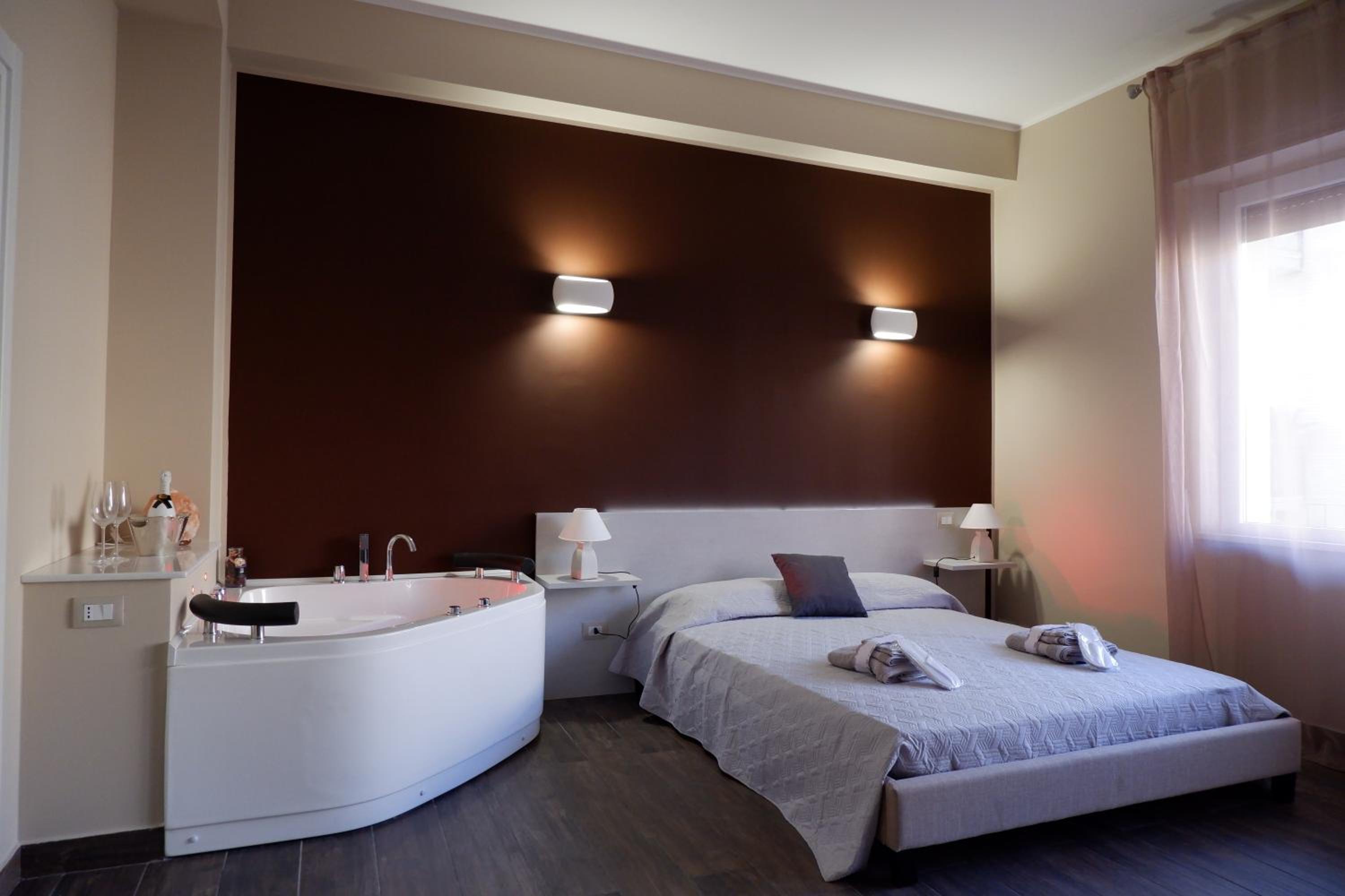 Deluxe Double Room with Bath - Photo 6